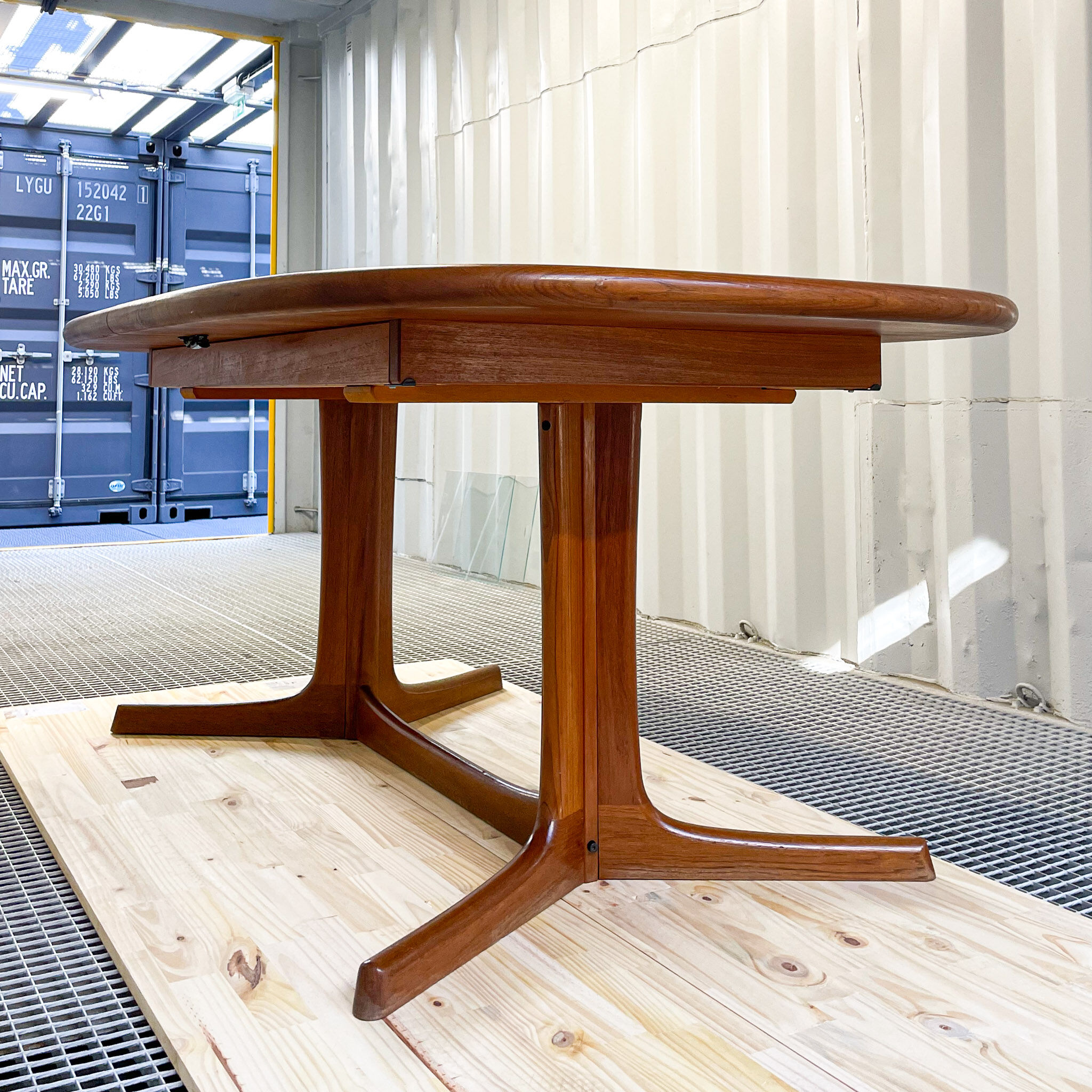 Dyrlund editor, scandinavian table in solid teak