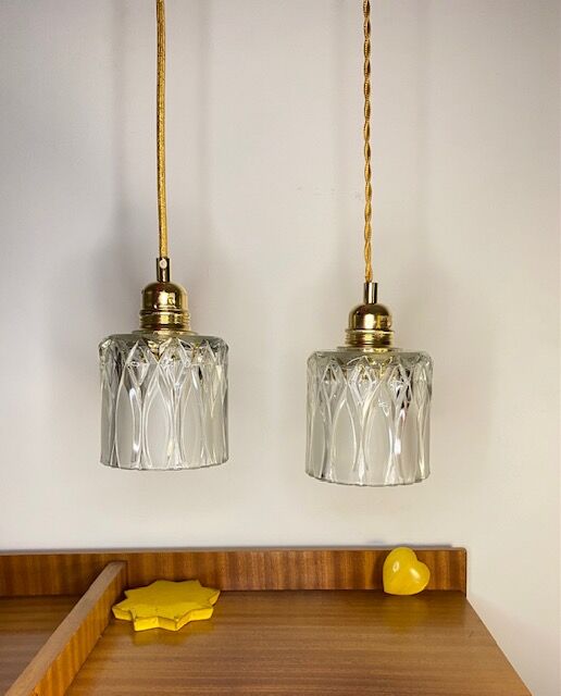 Chiseled glass suspension