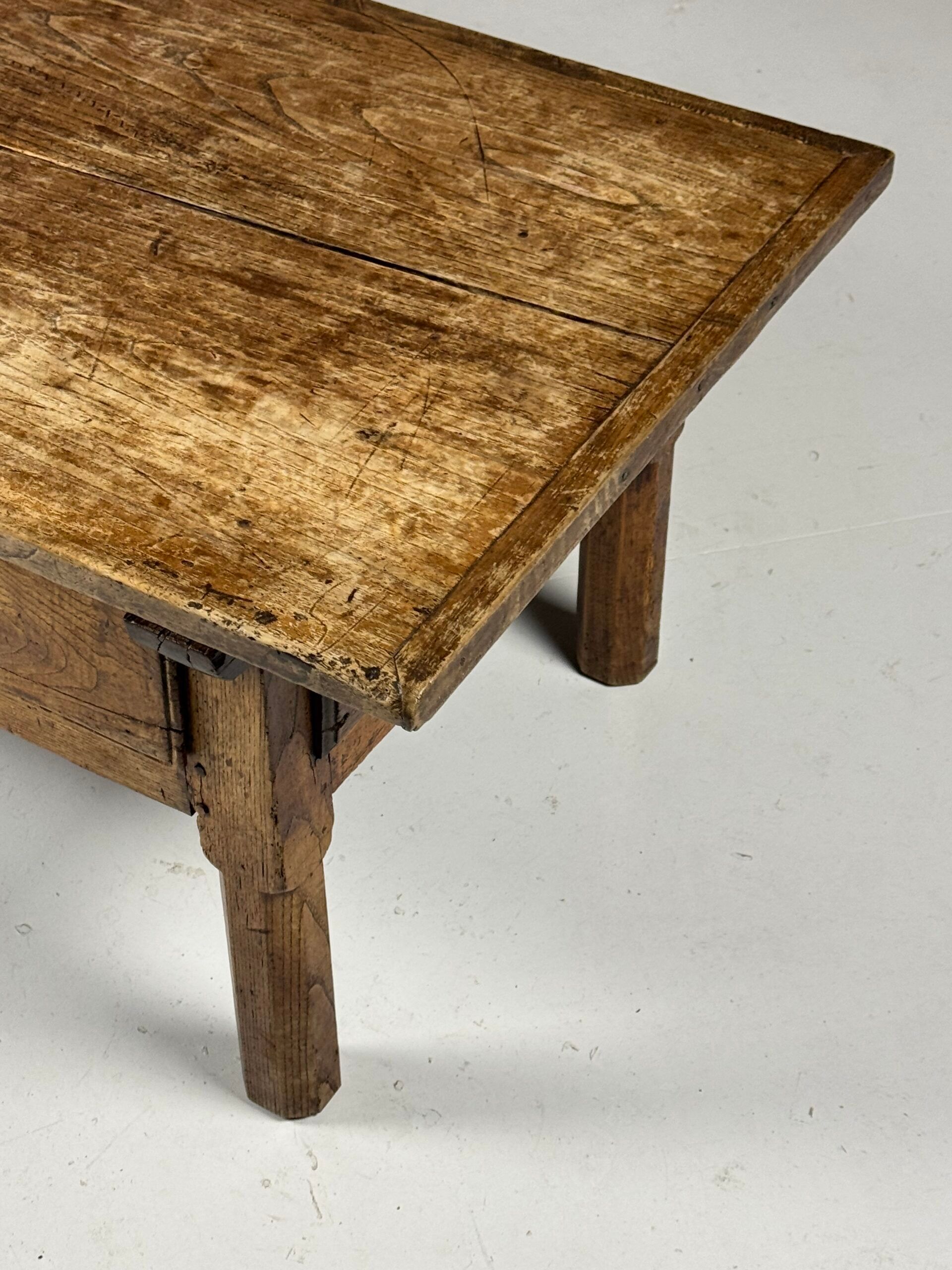 Table basse espagnole du XVIIIe siècle