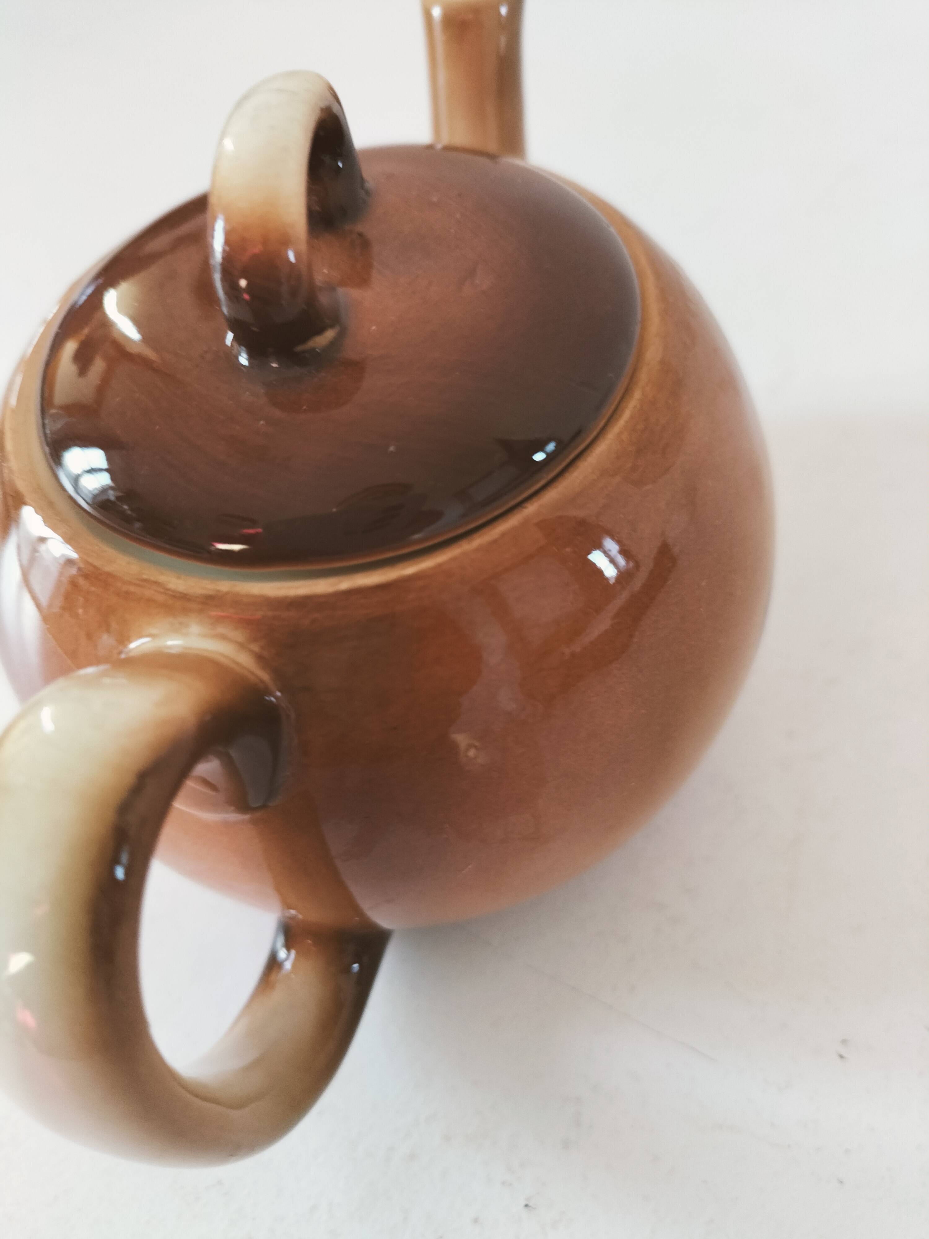 Small graphic selfish teapot in gradient brown – 70s