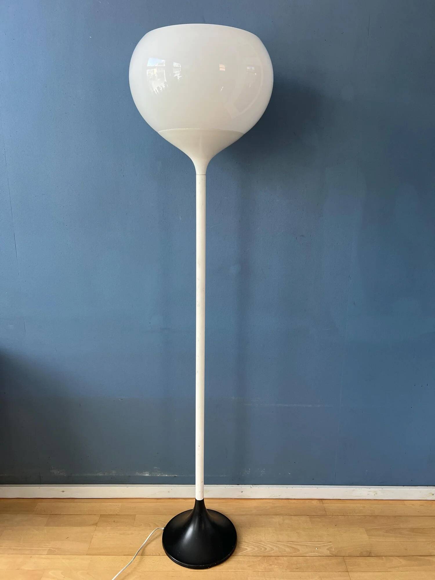 Lampadaire blanc vintage du milieu du siècle de style Guzzini de l'ère spatiale