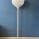 Lampadaire blanc vintage du milieu du siècle de style Guzzini de l'ère spatiale