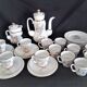 Service à café en porcelaine Lomonosov 29 pièces, motifs moulés rehaussés d'or 24 carats