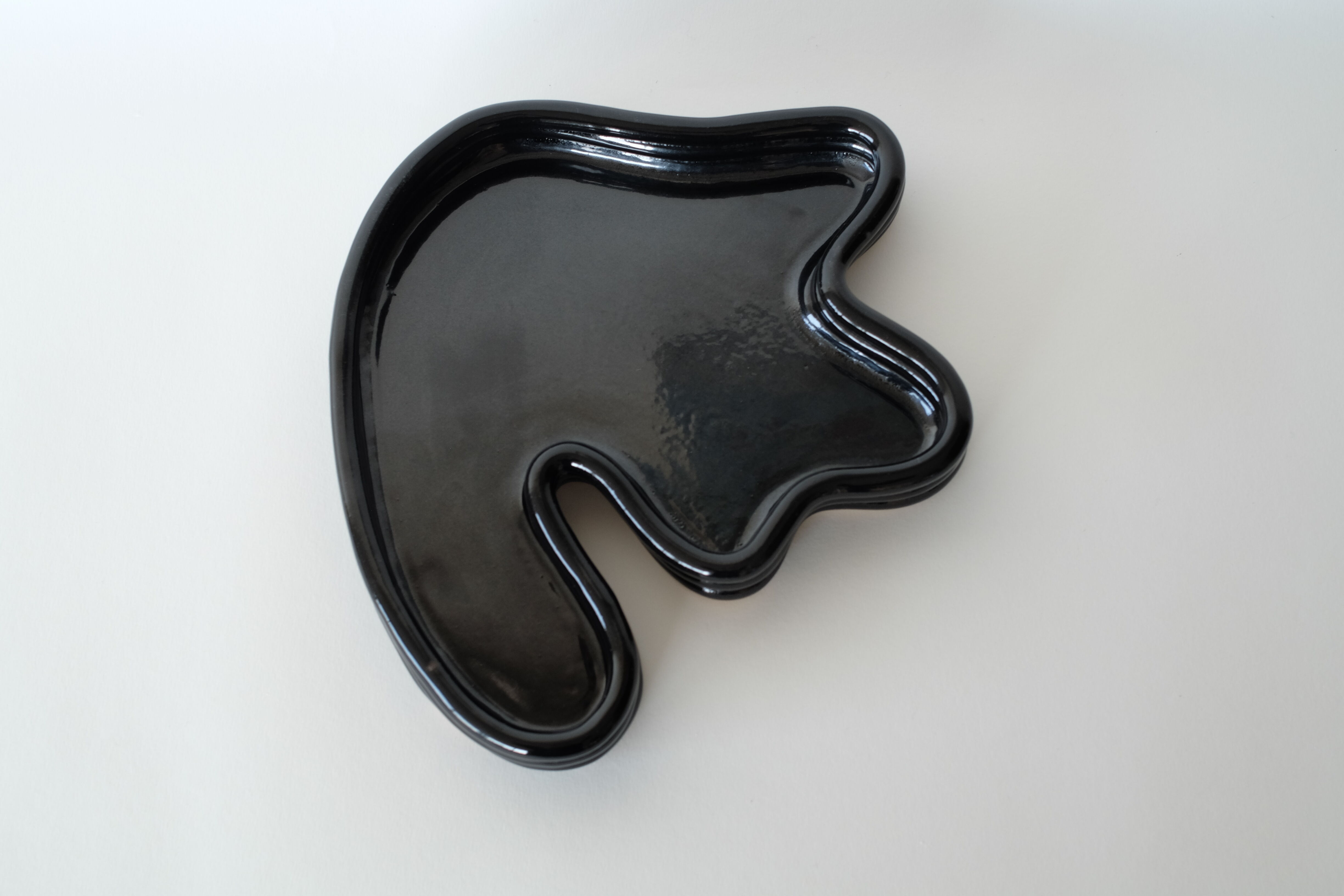 Lali black vinyl centerpiece