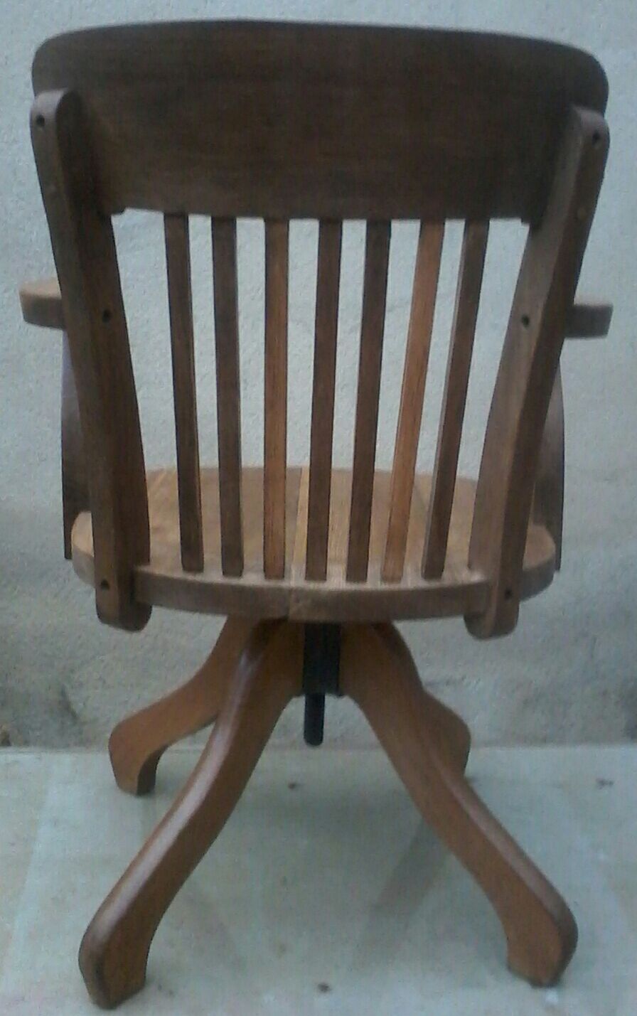 American office swivel and adjustable in height Chair