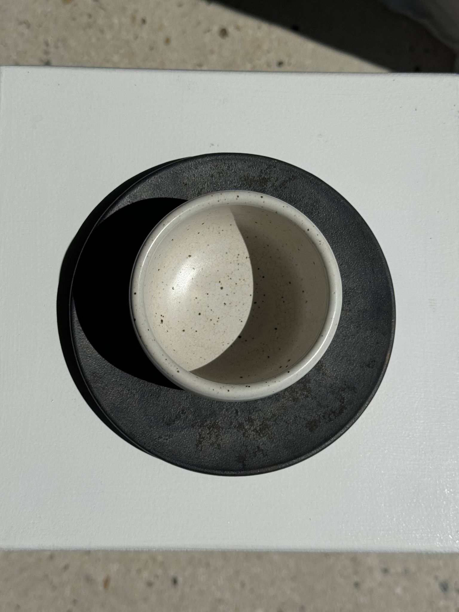 Tasse blanche en céramique indonésienne et soucoupe grise