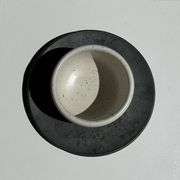 Tasse blanche en céramique indonésienne et soucoupe grise