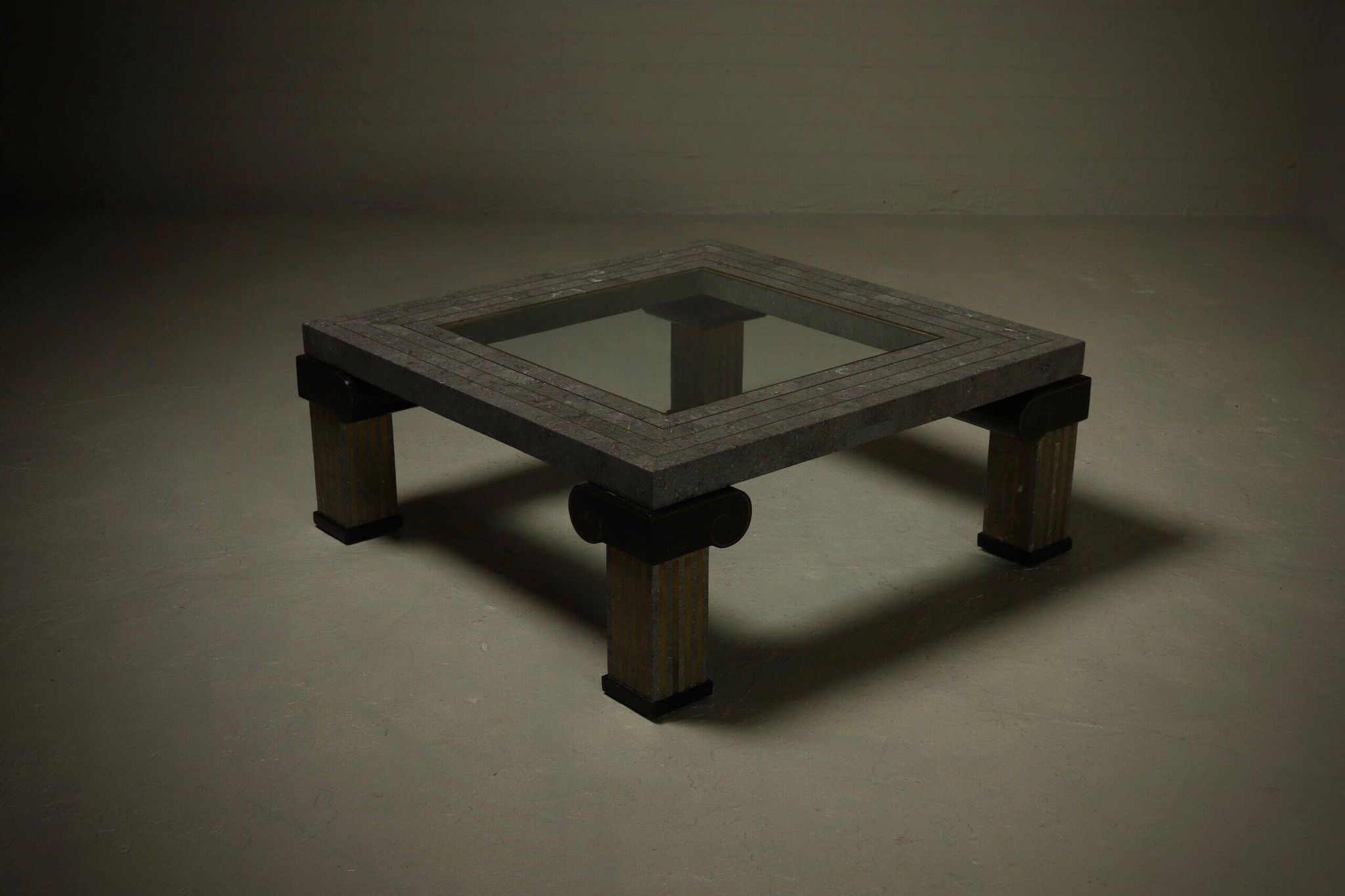 Grande table basse en pierre tessellée et en laiton Maitland-Smith des années 1980.