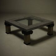 Grande table basse en pierre tessellée et en laiton Maitland-Smith des années 1980.