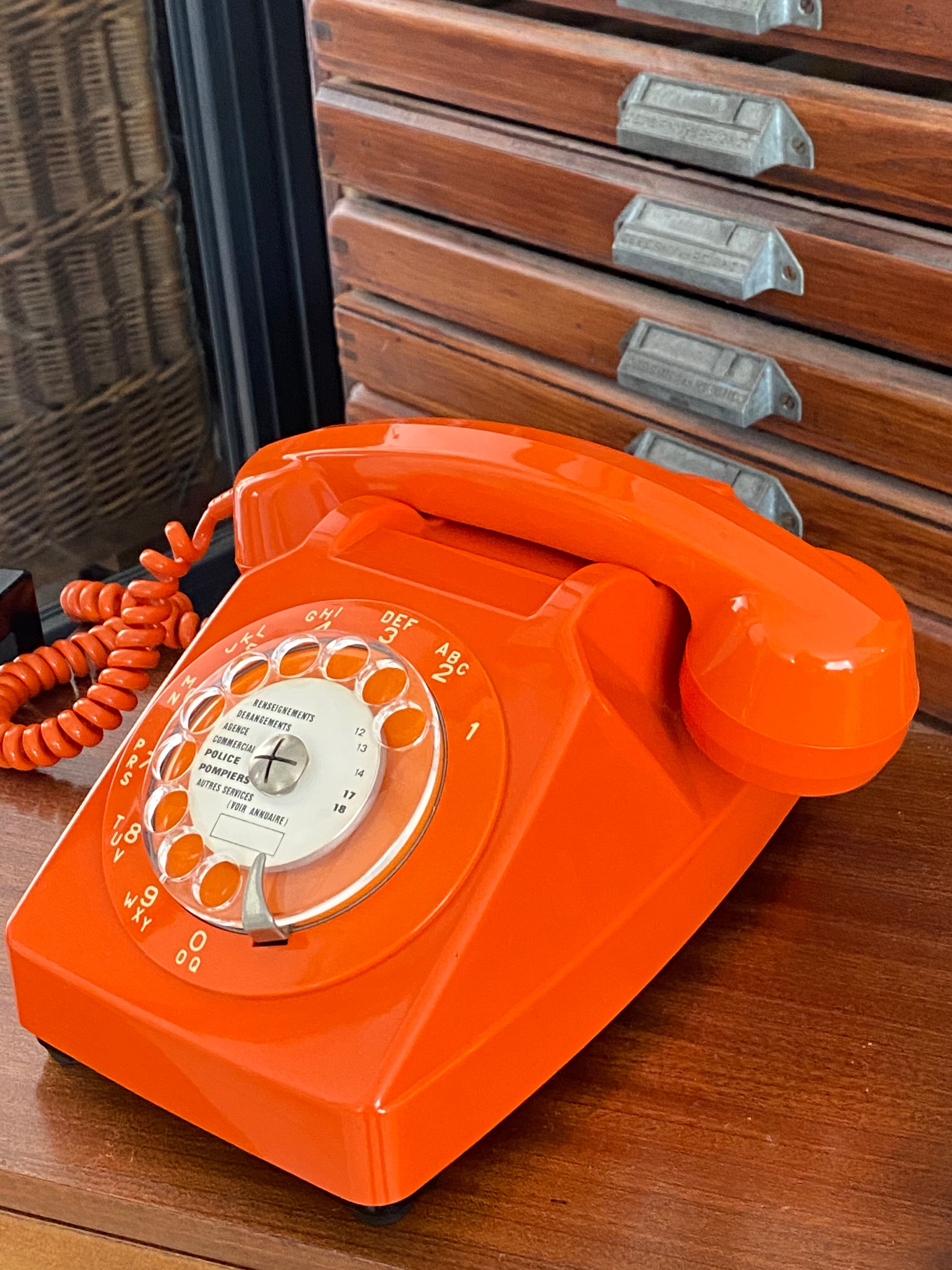 Téléphone à cadran vintage orange