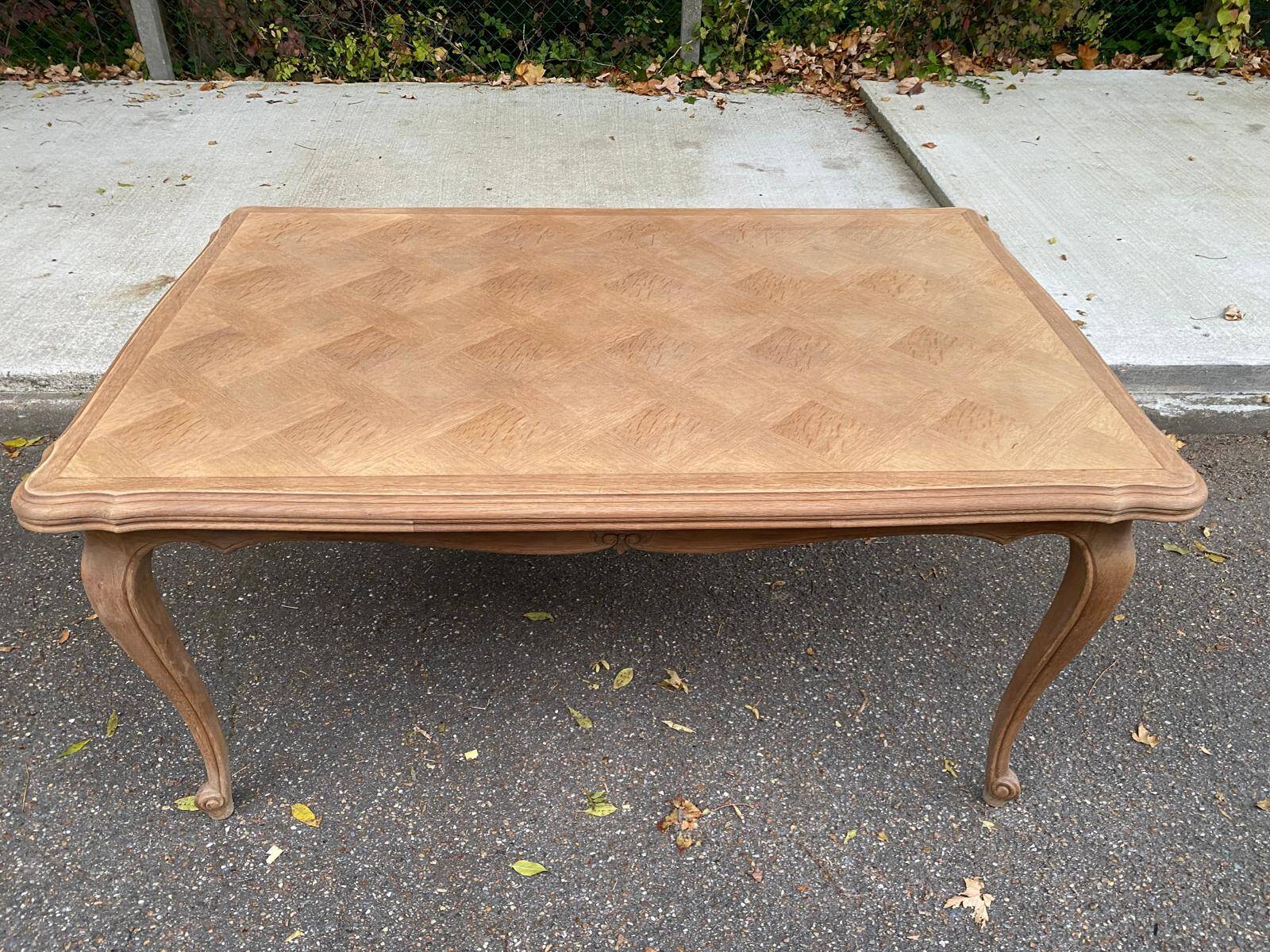 Louis XV extendable dining table, 20th century, renovated in solid oak, 245cm