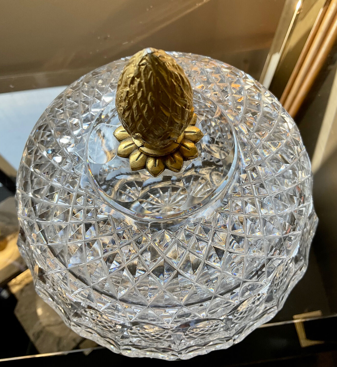 Bonbonnière vintage en cristal ciselé et bronze