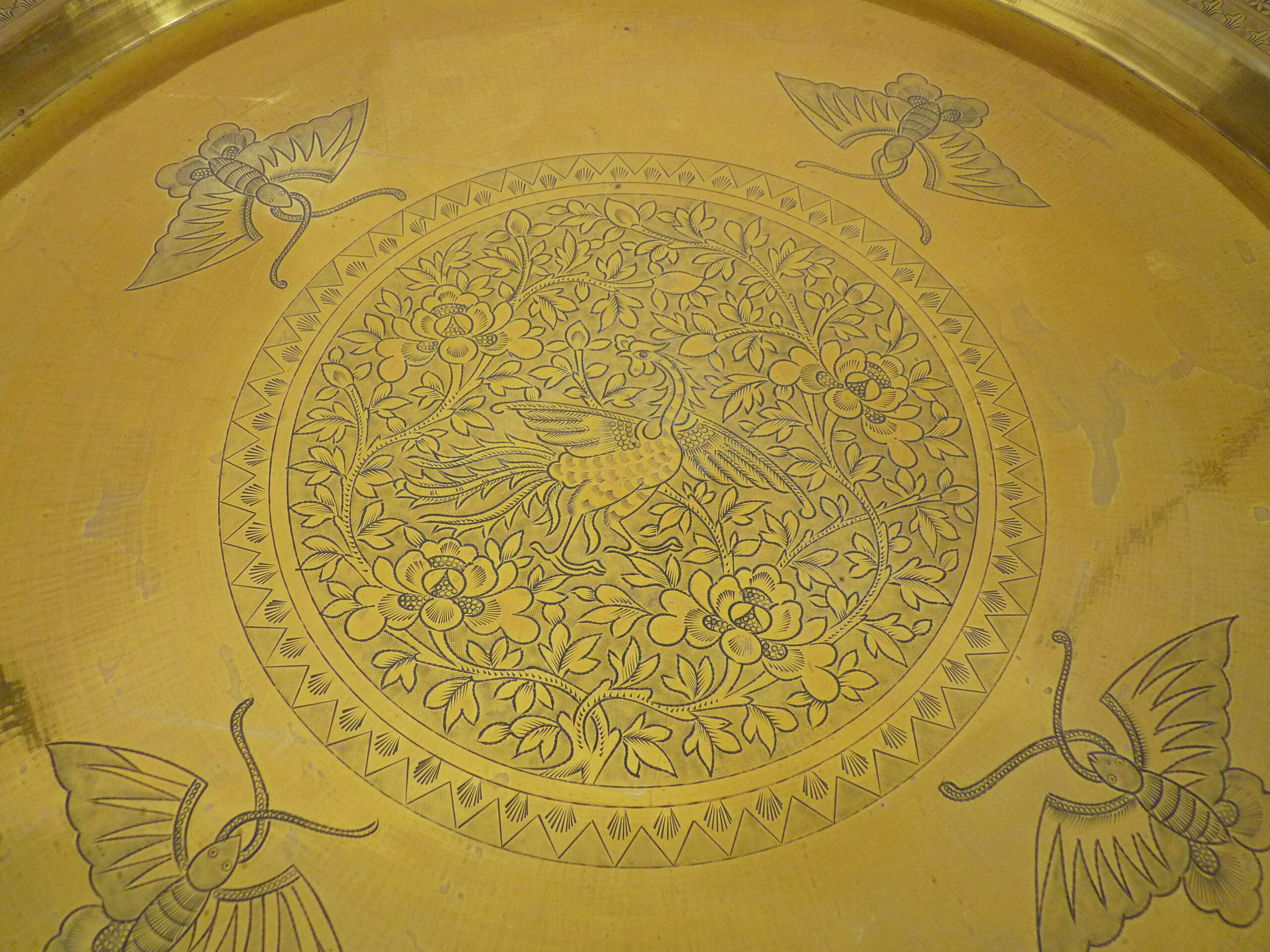 Plateau asiatique ( Laos ou Chine ) en bronze doré. Diamètre : 52,5 cm