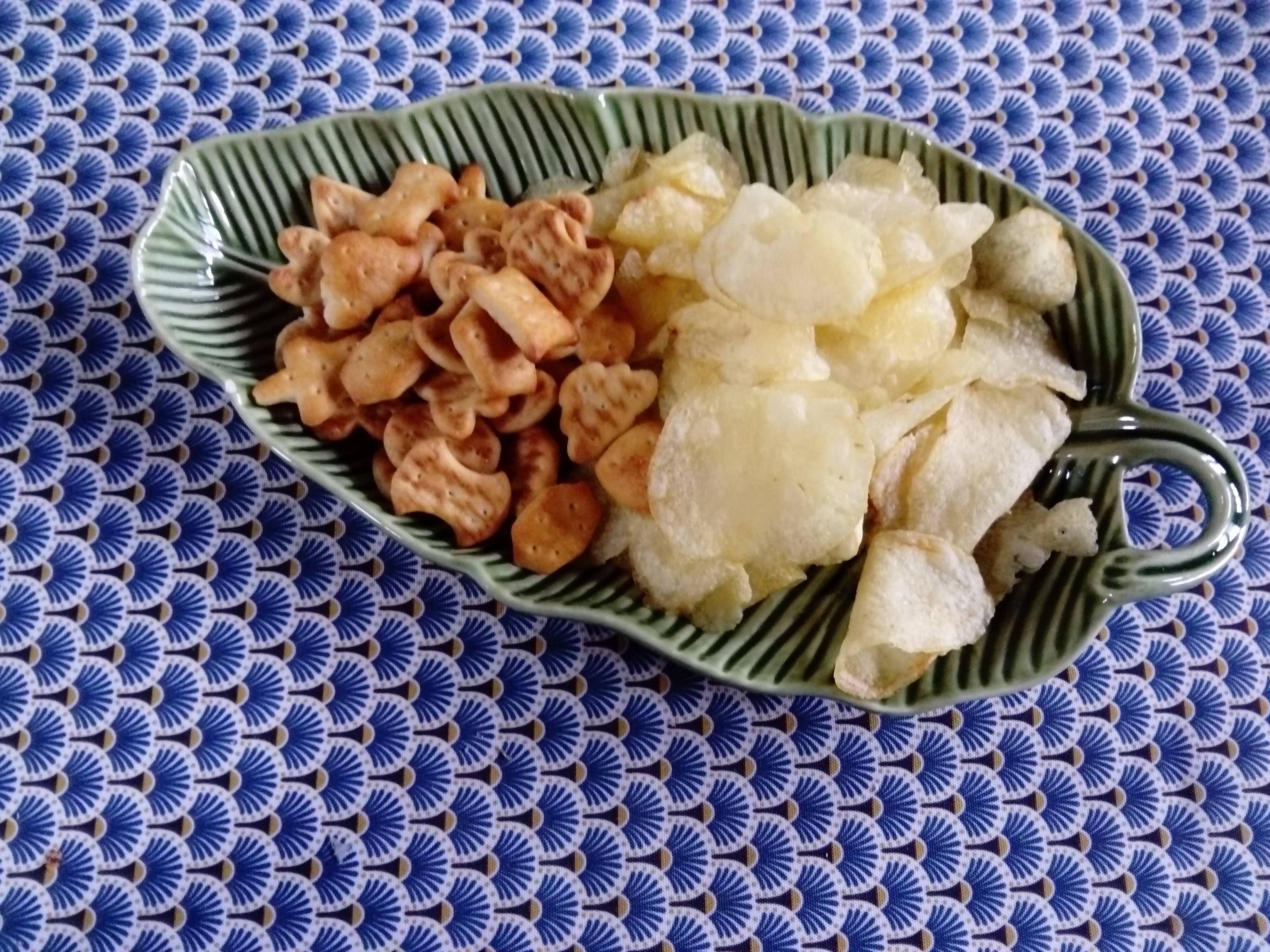 Slip dish in the shape of a palm leaf