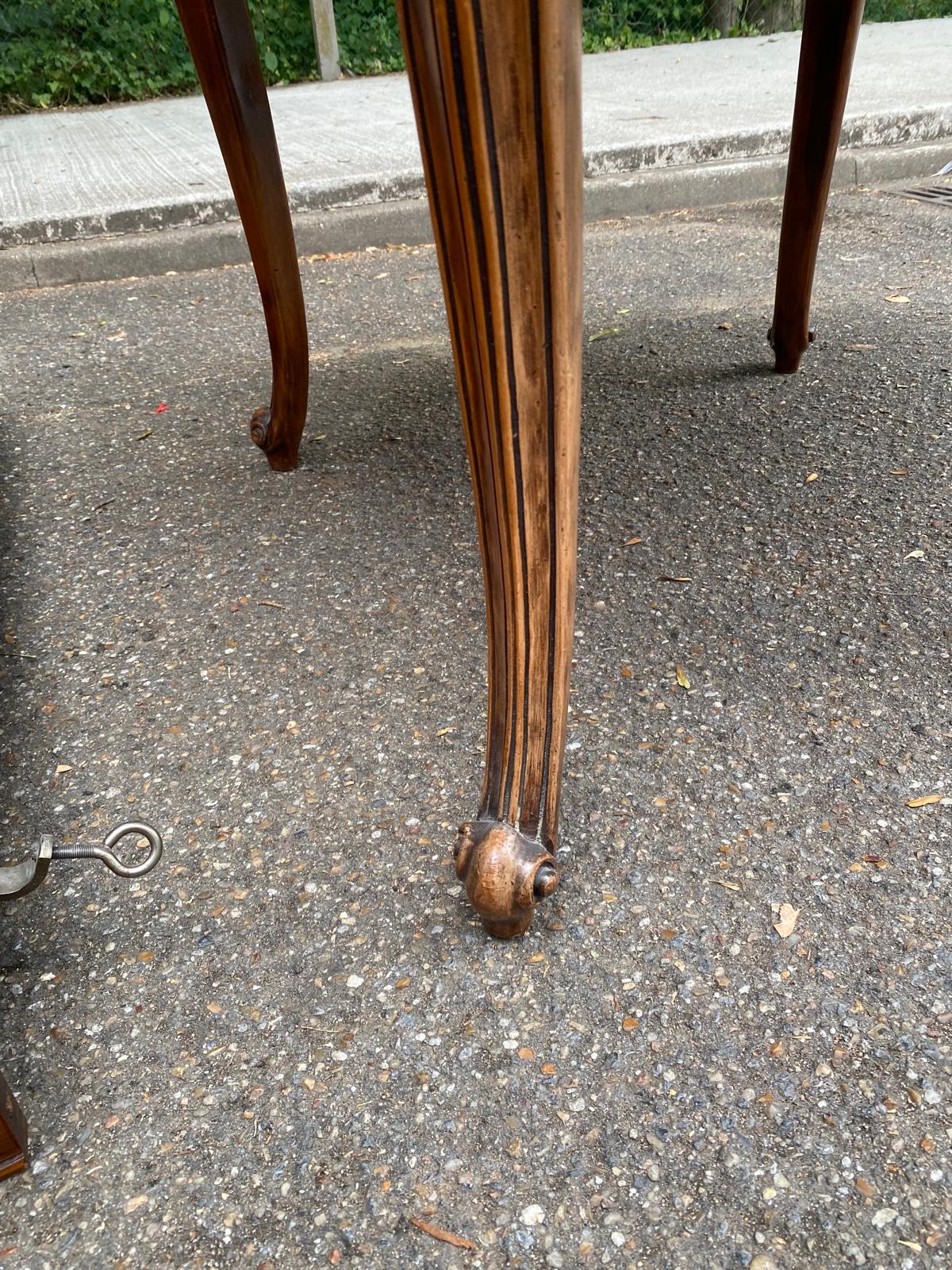 Round extendable dining table Louis XV in solid wood from the 1960s.