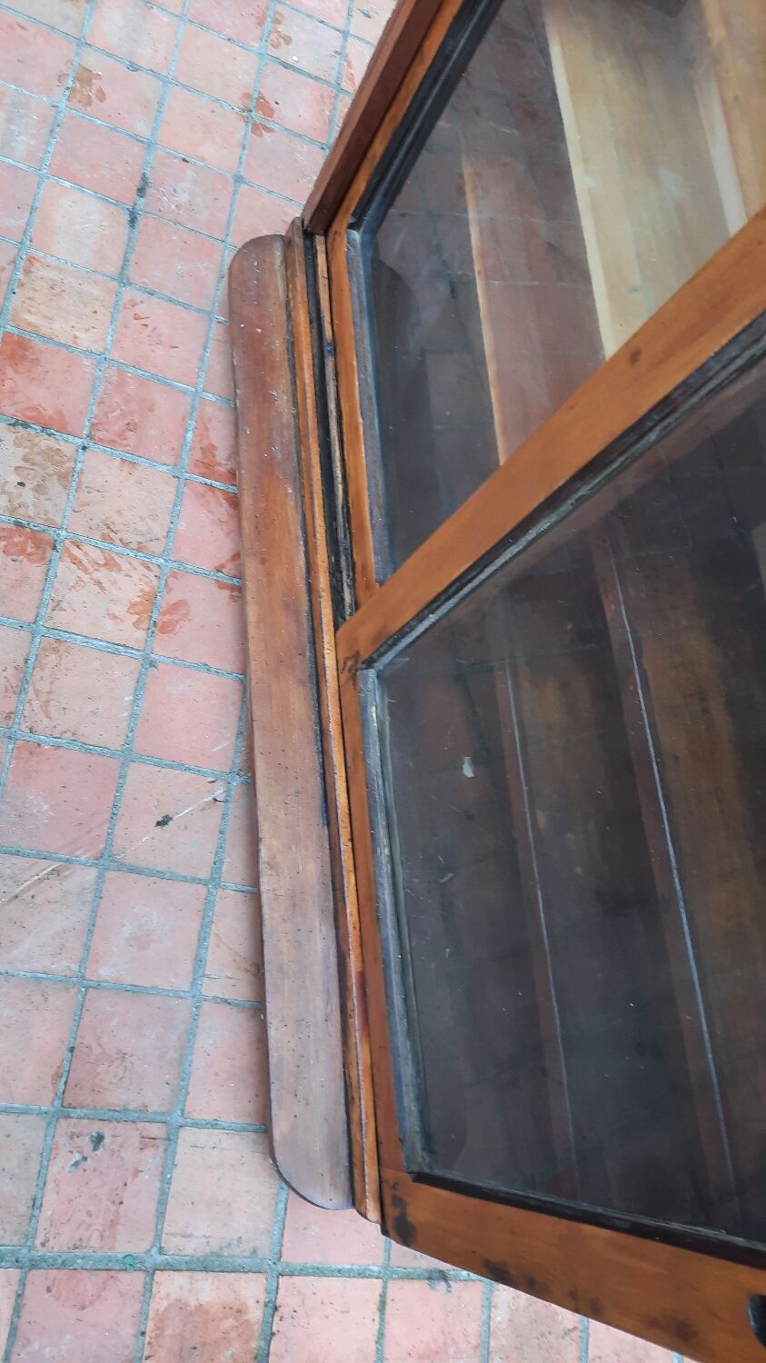 Showcase to install or hang