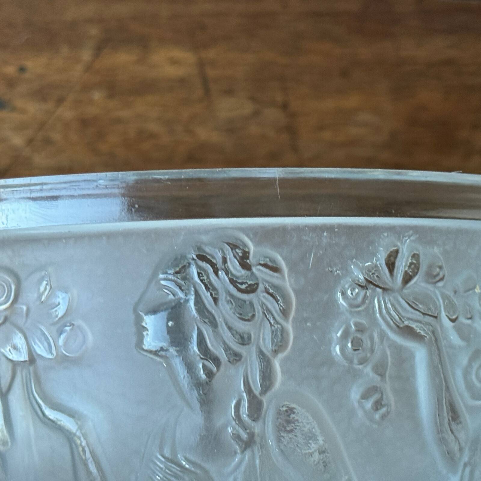 Art Deco bowl, 1930, in pressed molded glass, decorated with a woman and fruit