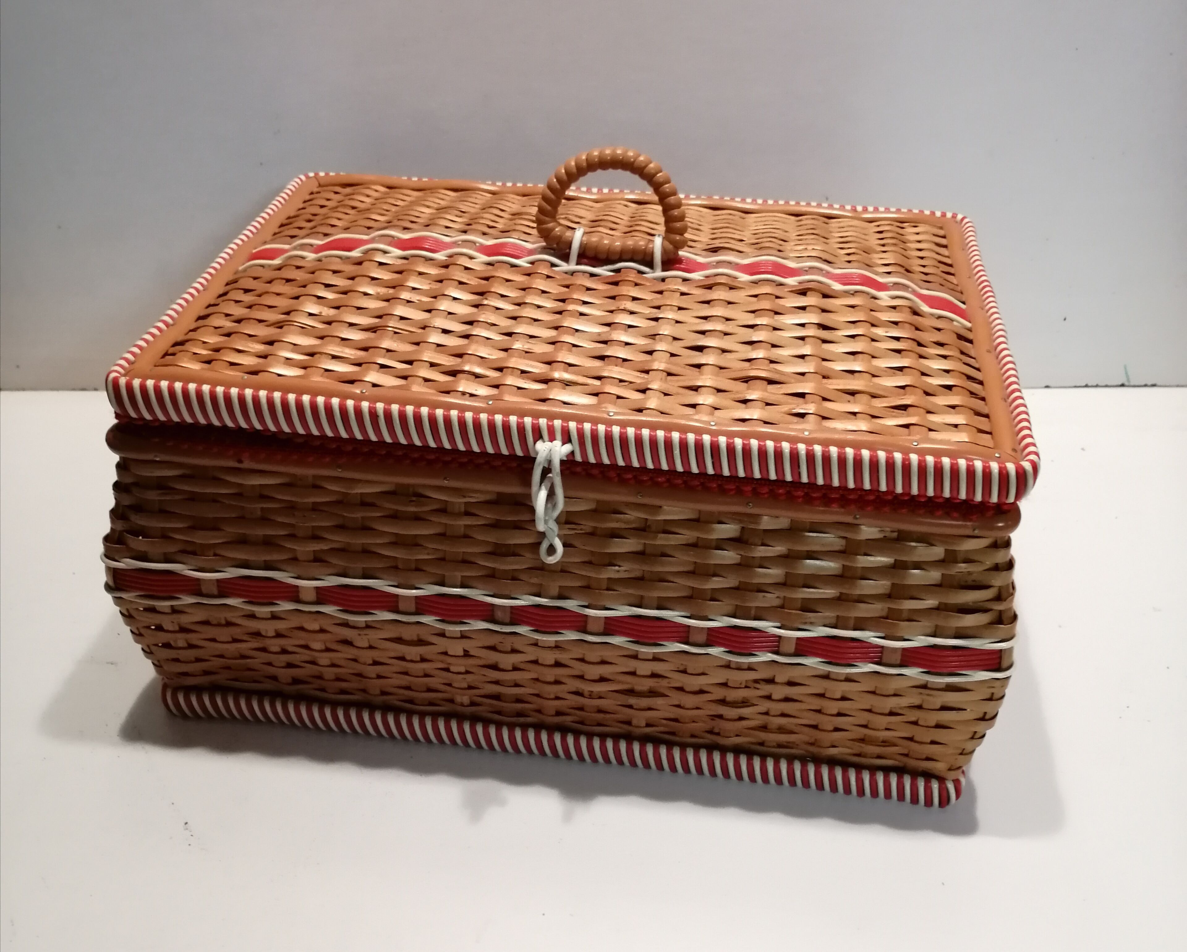 Wicker and scoubidou sewing case