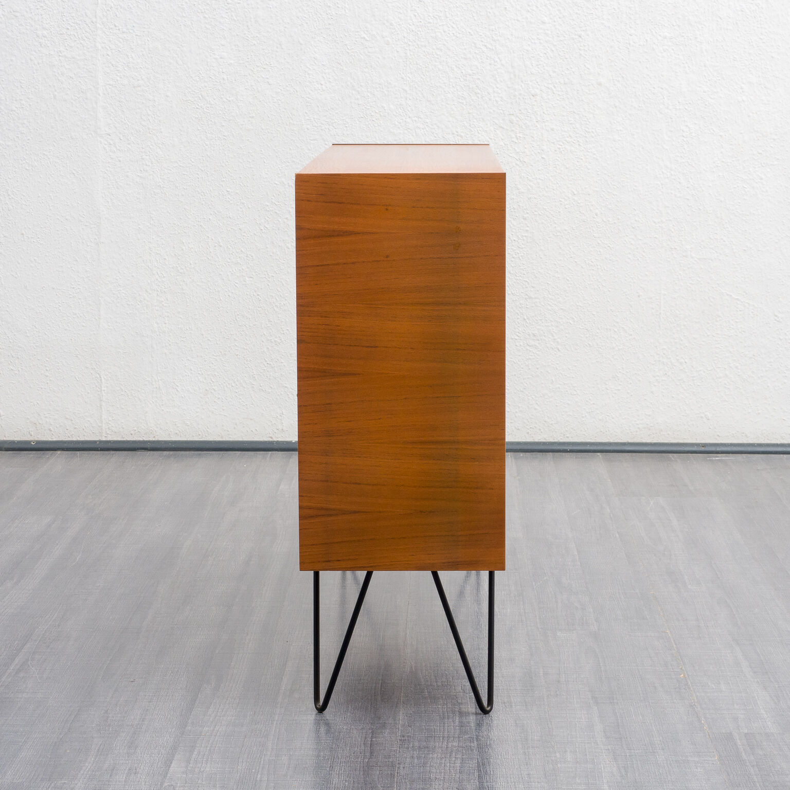 Vitrine années 60, noyer avec verre strié