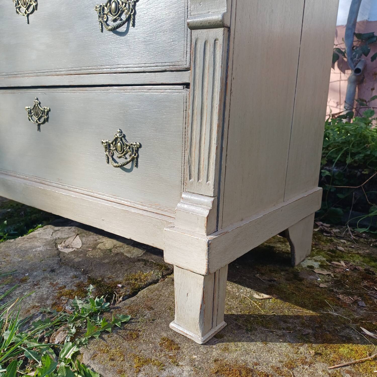 Small vintage bedroom chest of drawers with 3 drawers.