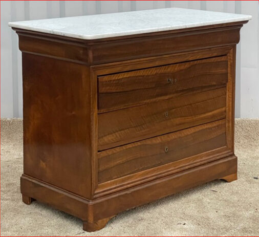 Walnut chest of drawers