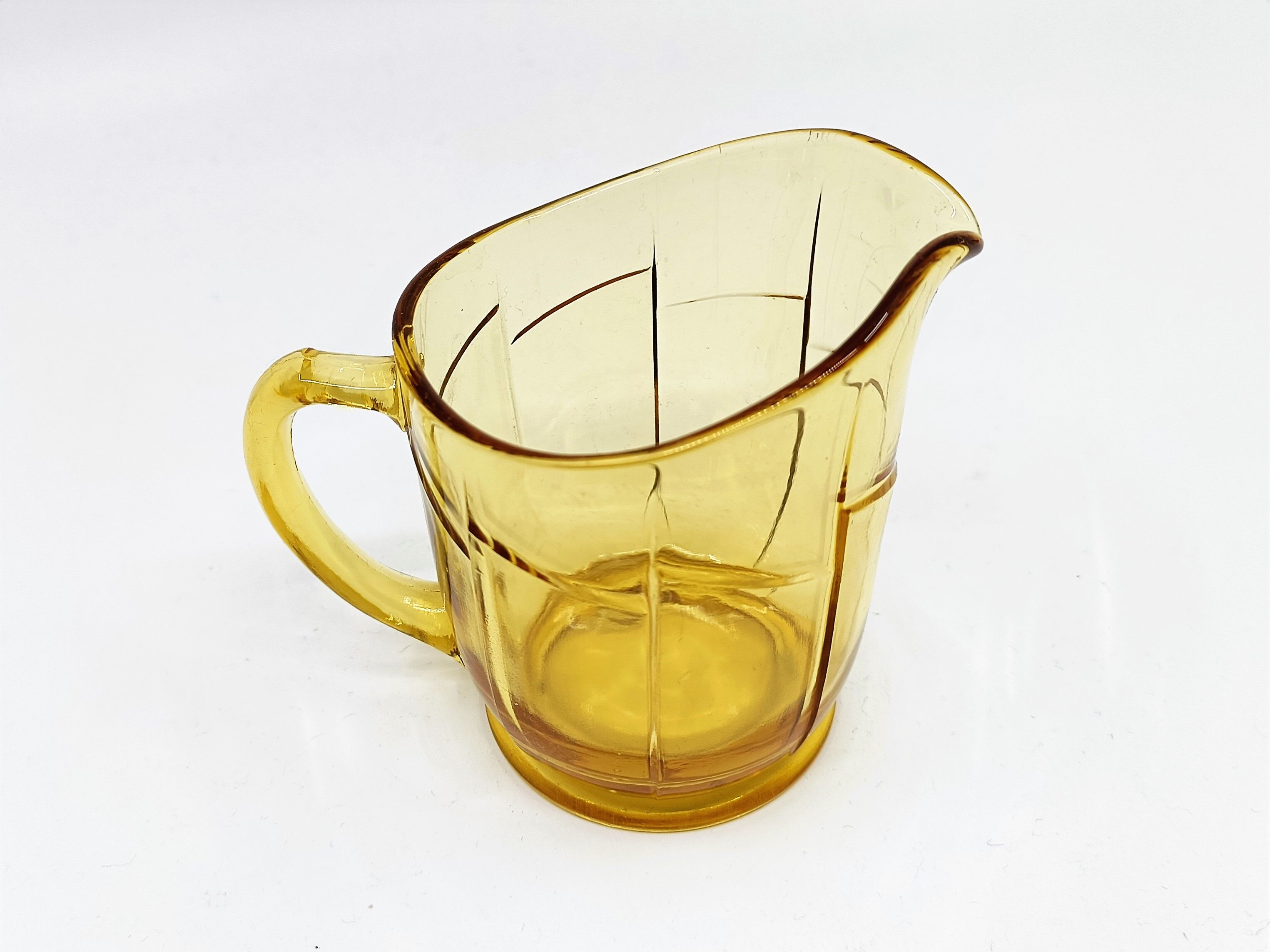 Petit pichet en verre jaune ambré de style art déco