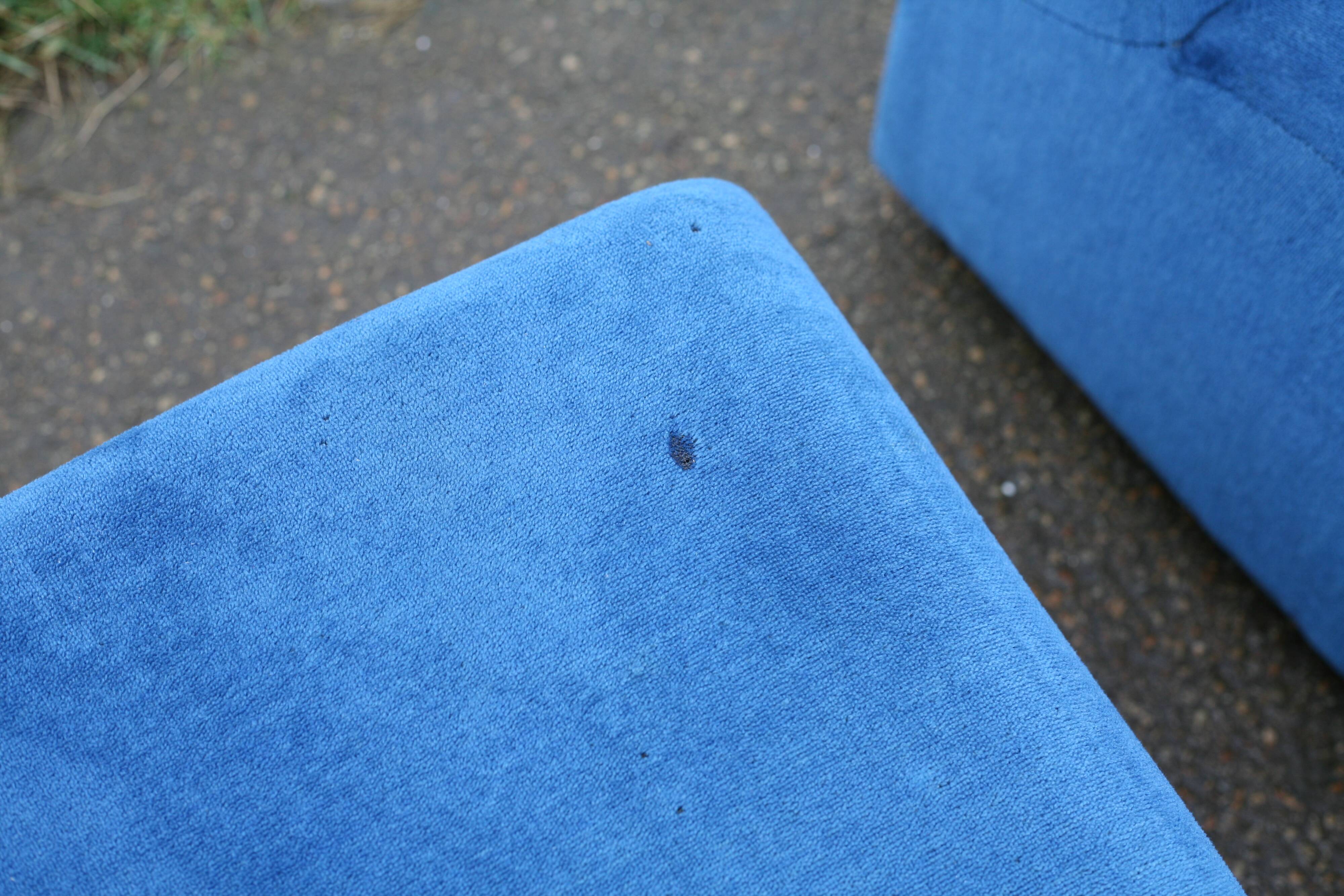 Canapé modulable composé de 5 chauffeuses en velours bleu, circa 1980