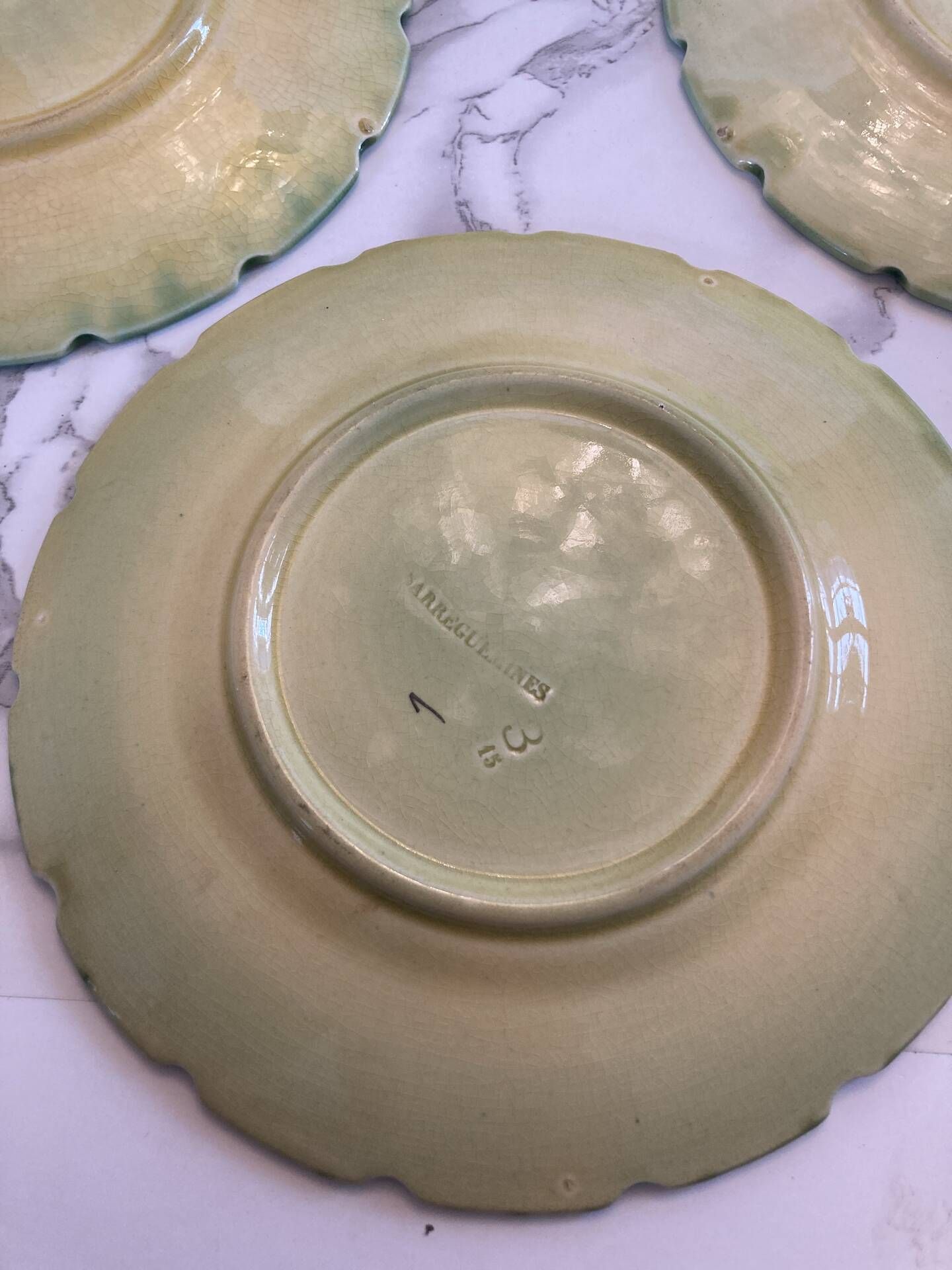 12 assiettes barbotine Sarreguemines décor vignes