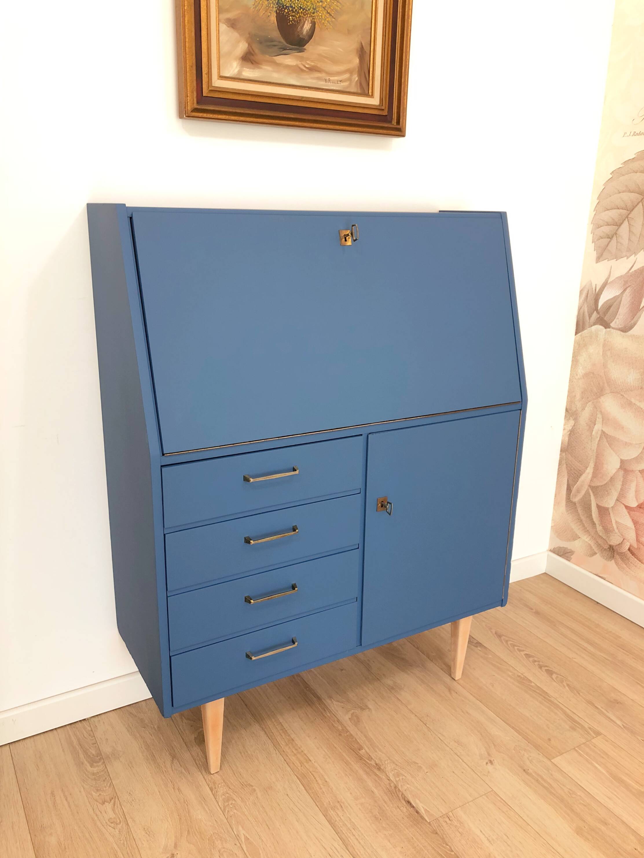 70s Secretary, Seram Blue