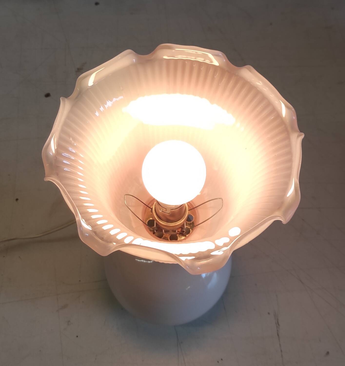 Lampe à poser en verre opalin rose - mid. XXeme