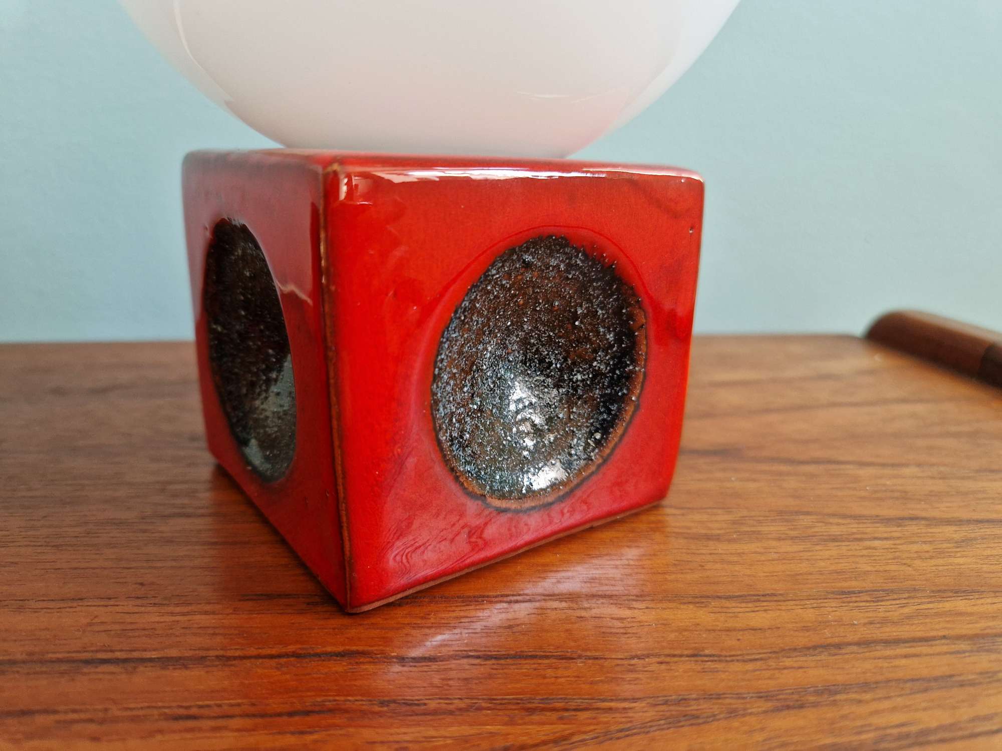 Paire de lampes de chevet en céramique rouge et opaline blanche, 1970