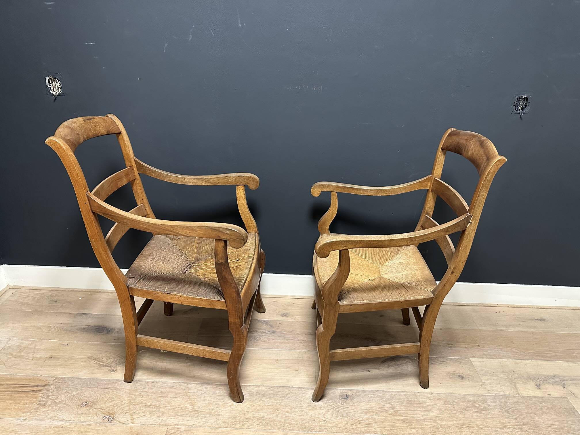 Ensemble de fauteuils provençaux antiques en bon état