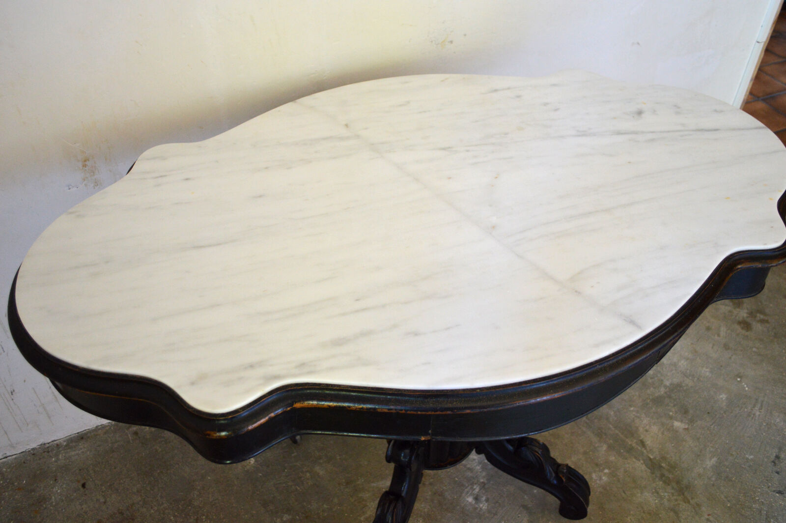Table violon Napoléon III en bois noirci et marbre blanc, XIXe siècle