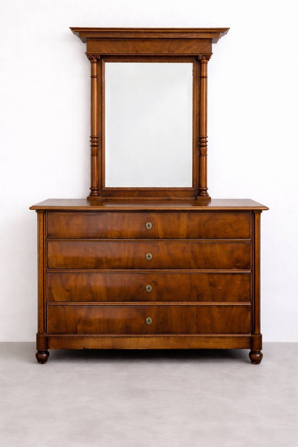 Chest of drawers with 4 drawers in cherry wood with a mirror in classic style – beautiful dimensions.