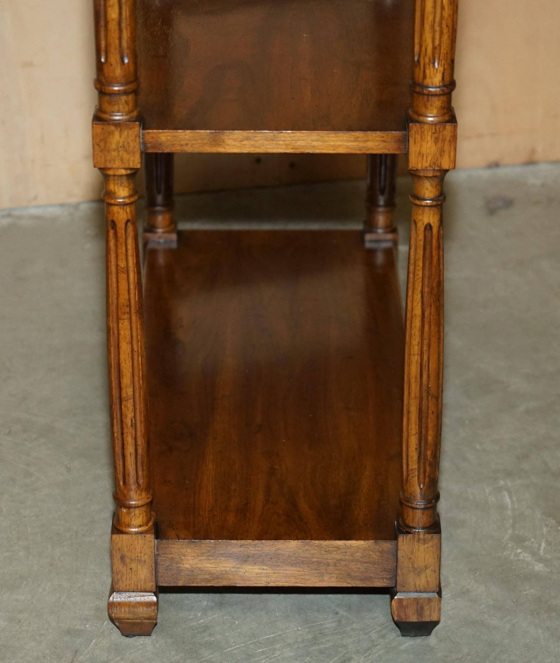 Bibliothèque vintage style Regency en acajou flammé 198 cm