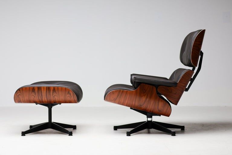 Fauteuil Eames XL et repose-pieds en palissandre de Santos avec cuir chocolat.