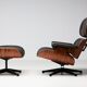Fauteuil Eames XL et repose-pieds en palissandre de Santos avec cuir chocolat.