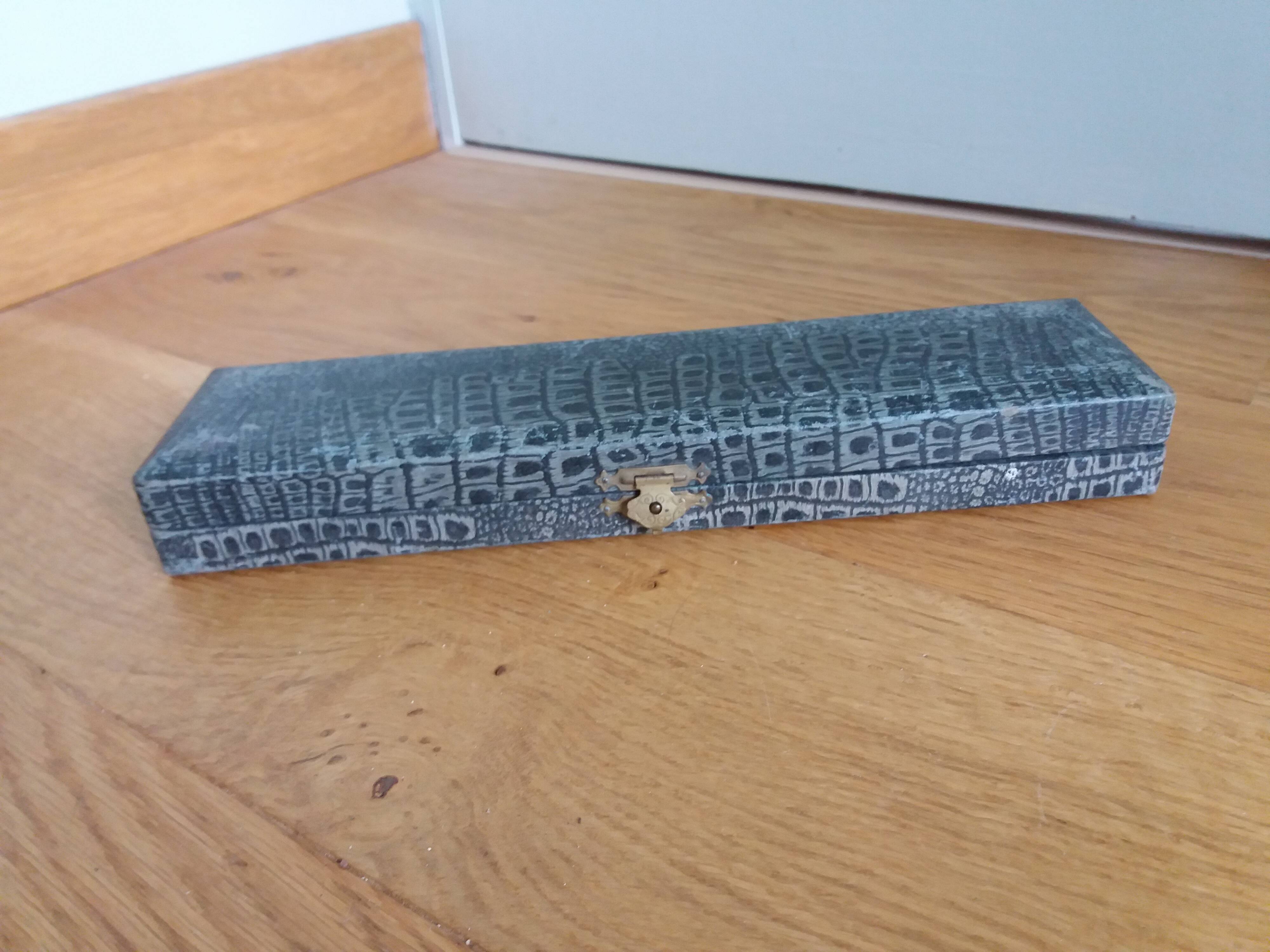 Curved blade serving knife