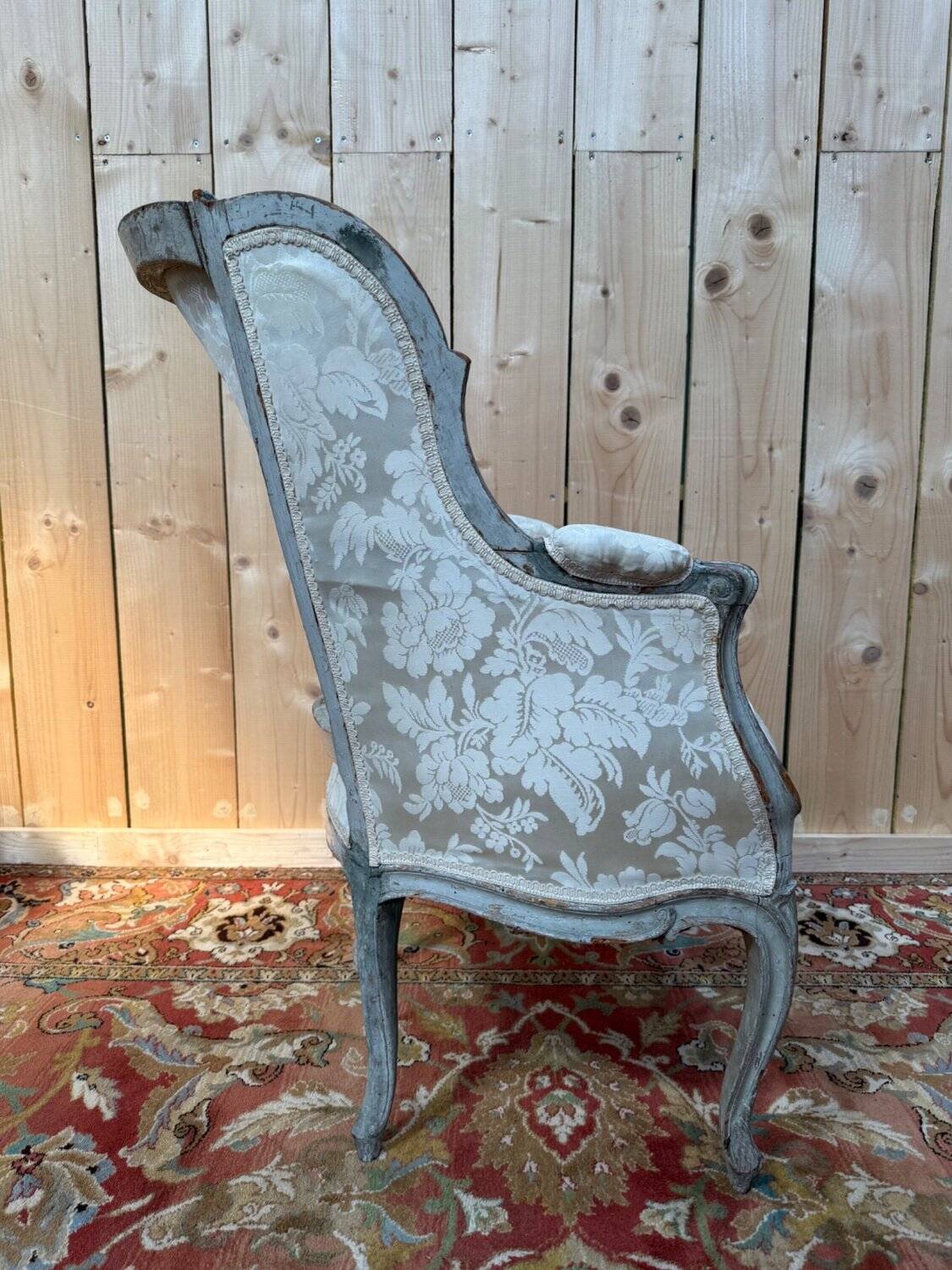 Wingback armchair – Louis XVI period – Grey lacquered wood with highlights – Damask silk