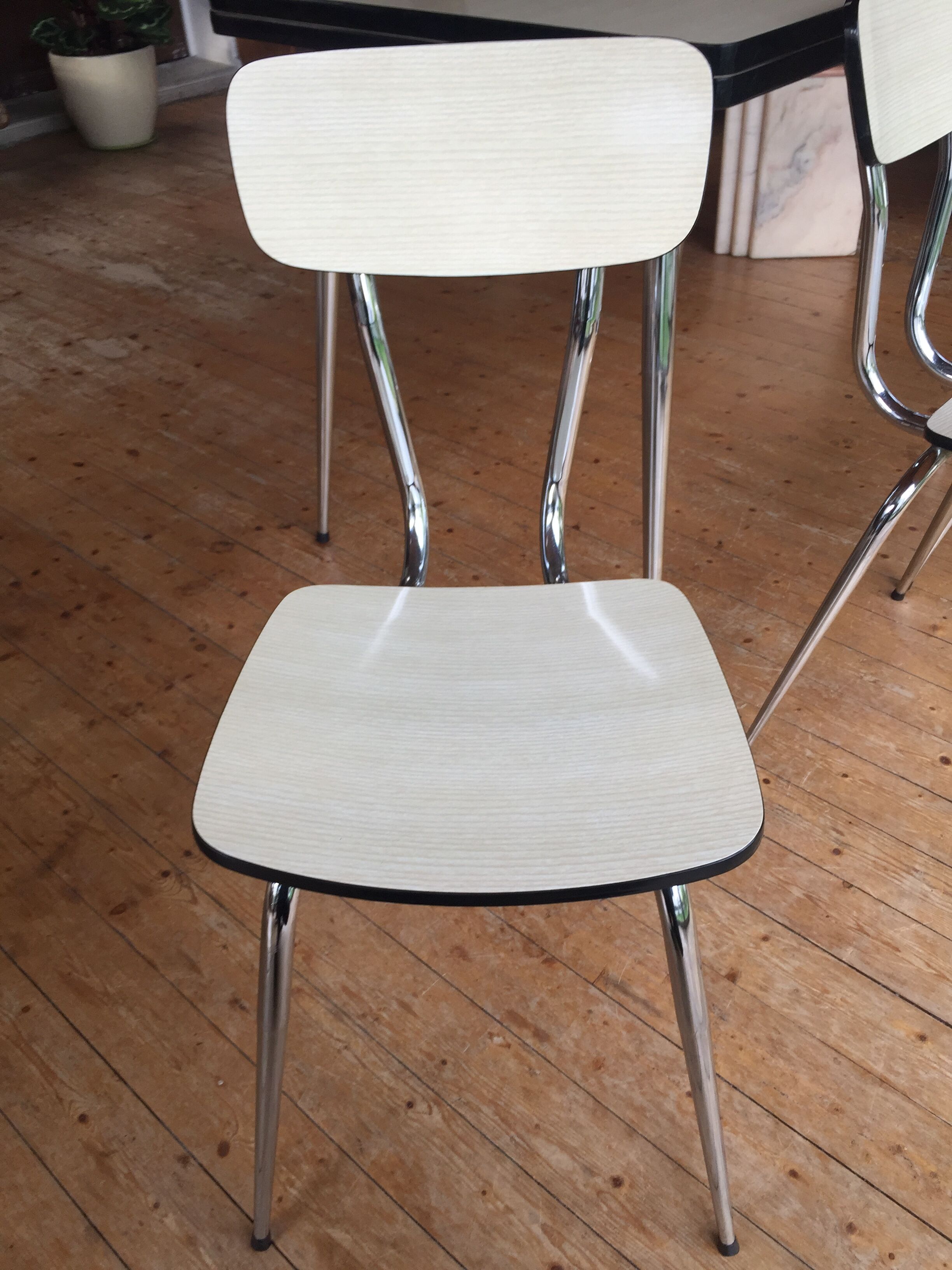 Table formica - 4 matching chairs