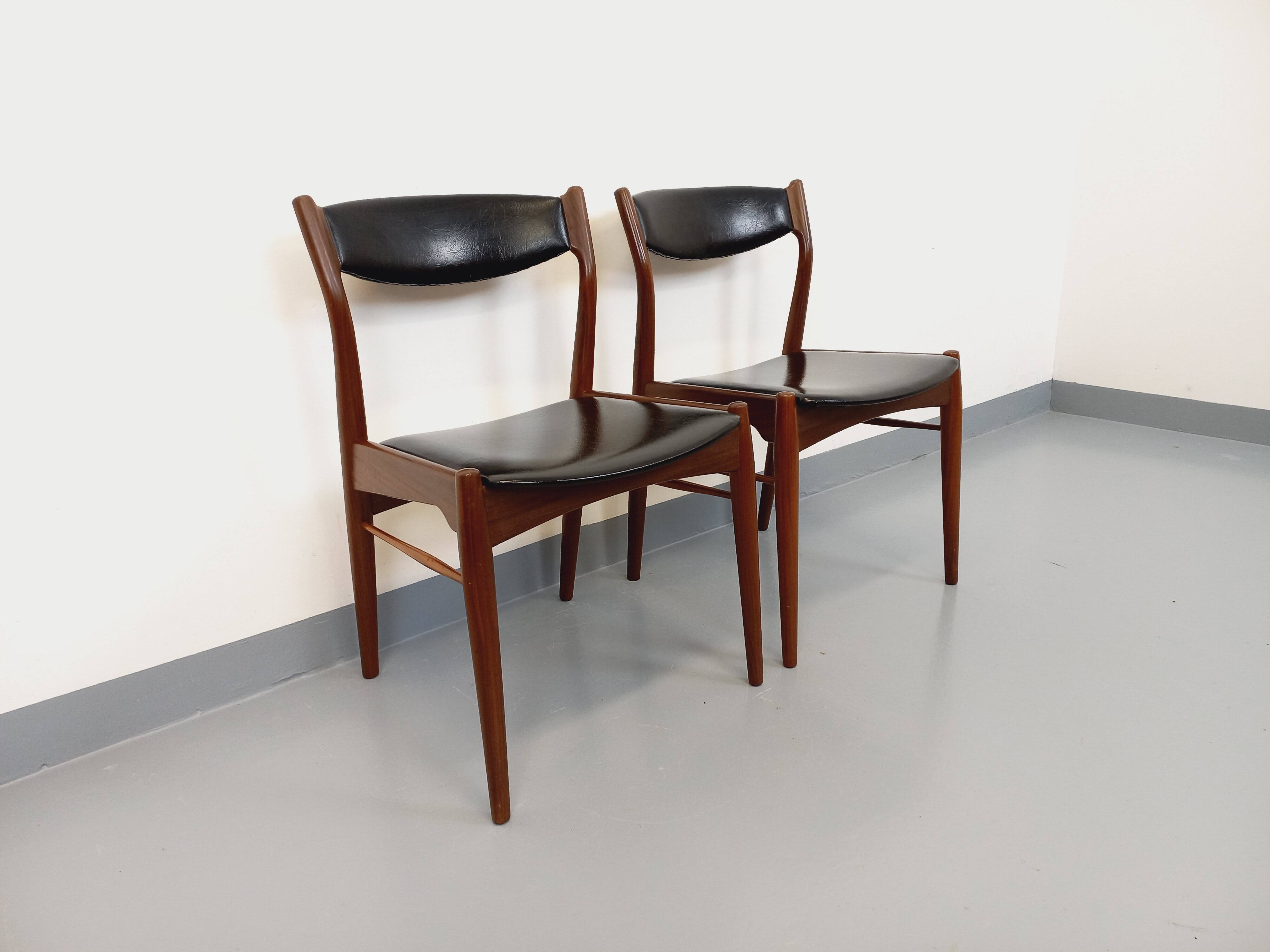 Paire de chaises scandinaves en teck et skaï, années 50-60