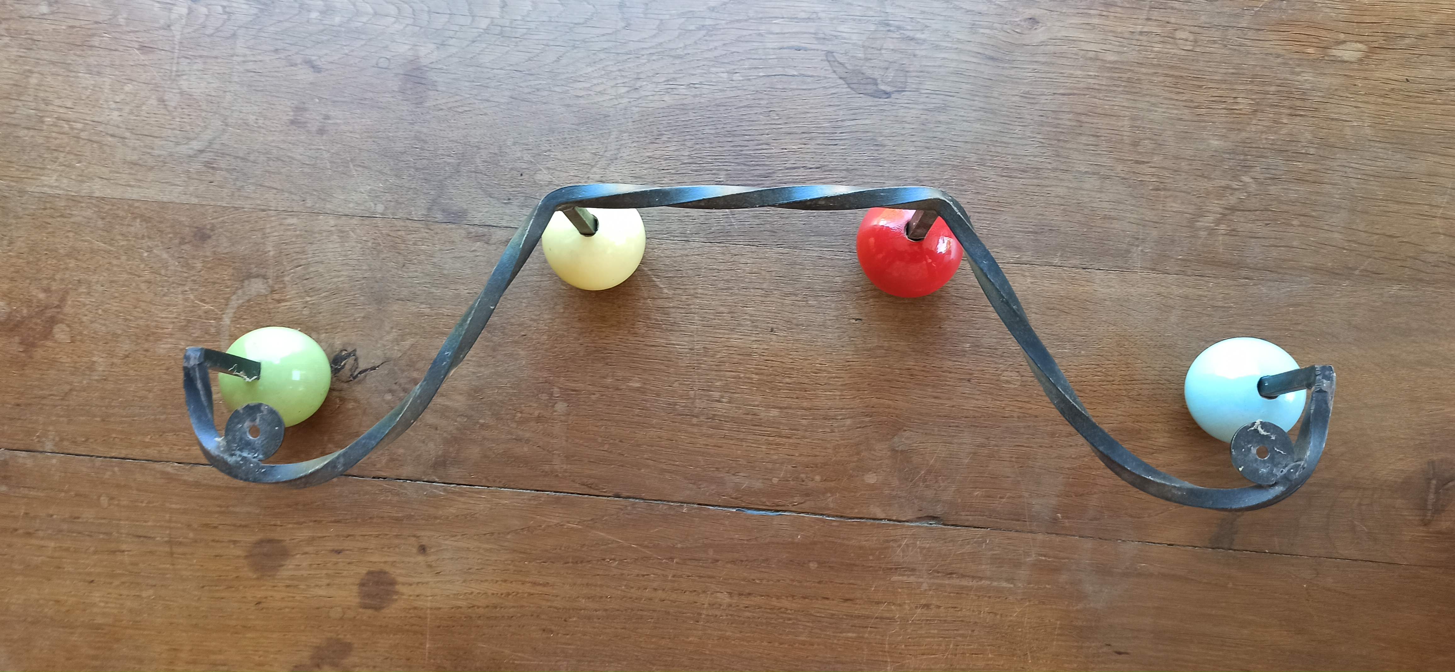 Patère boules bois portemanteau fer noir year 50