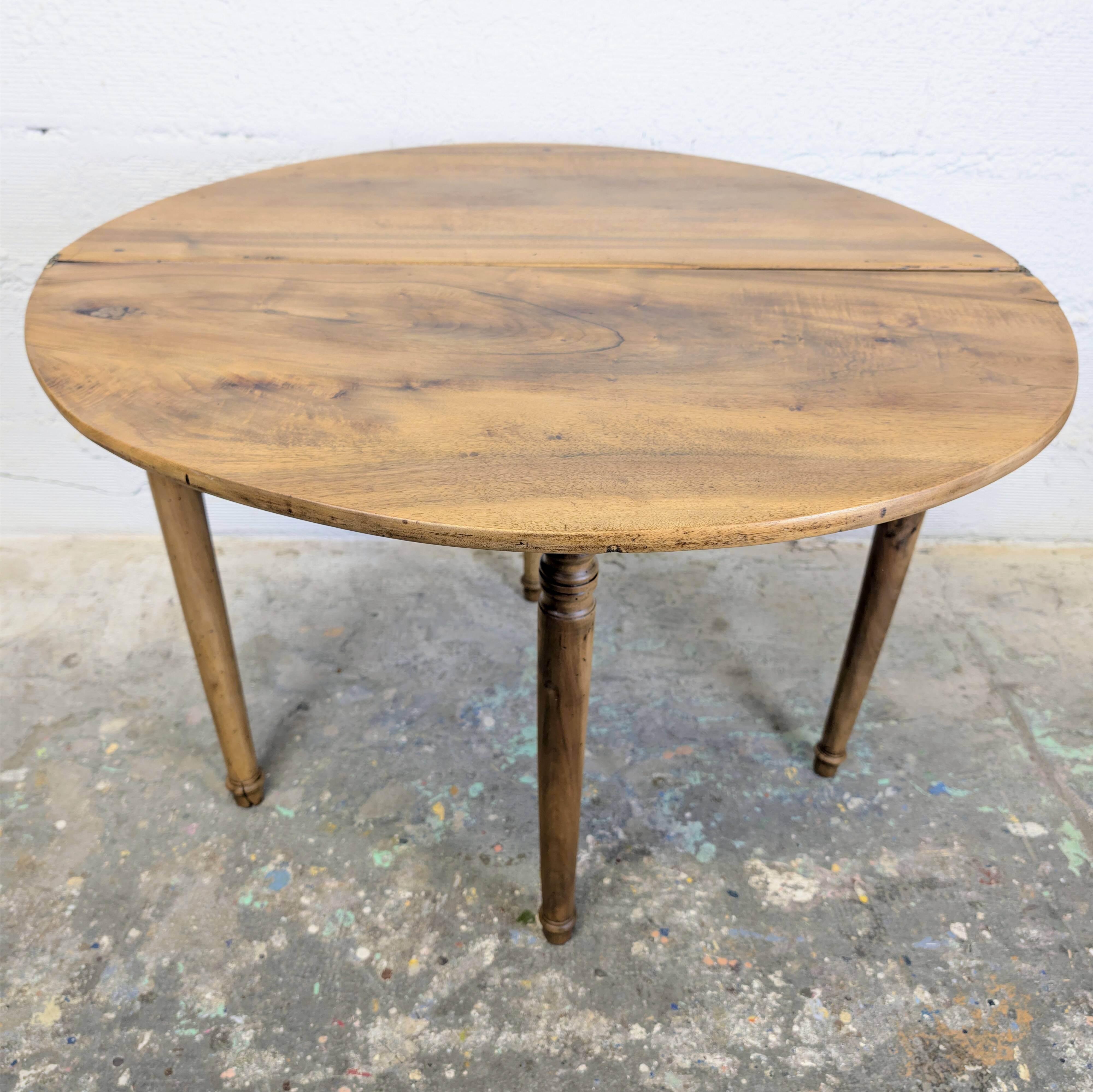 Half-moon table in walnut