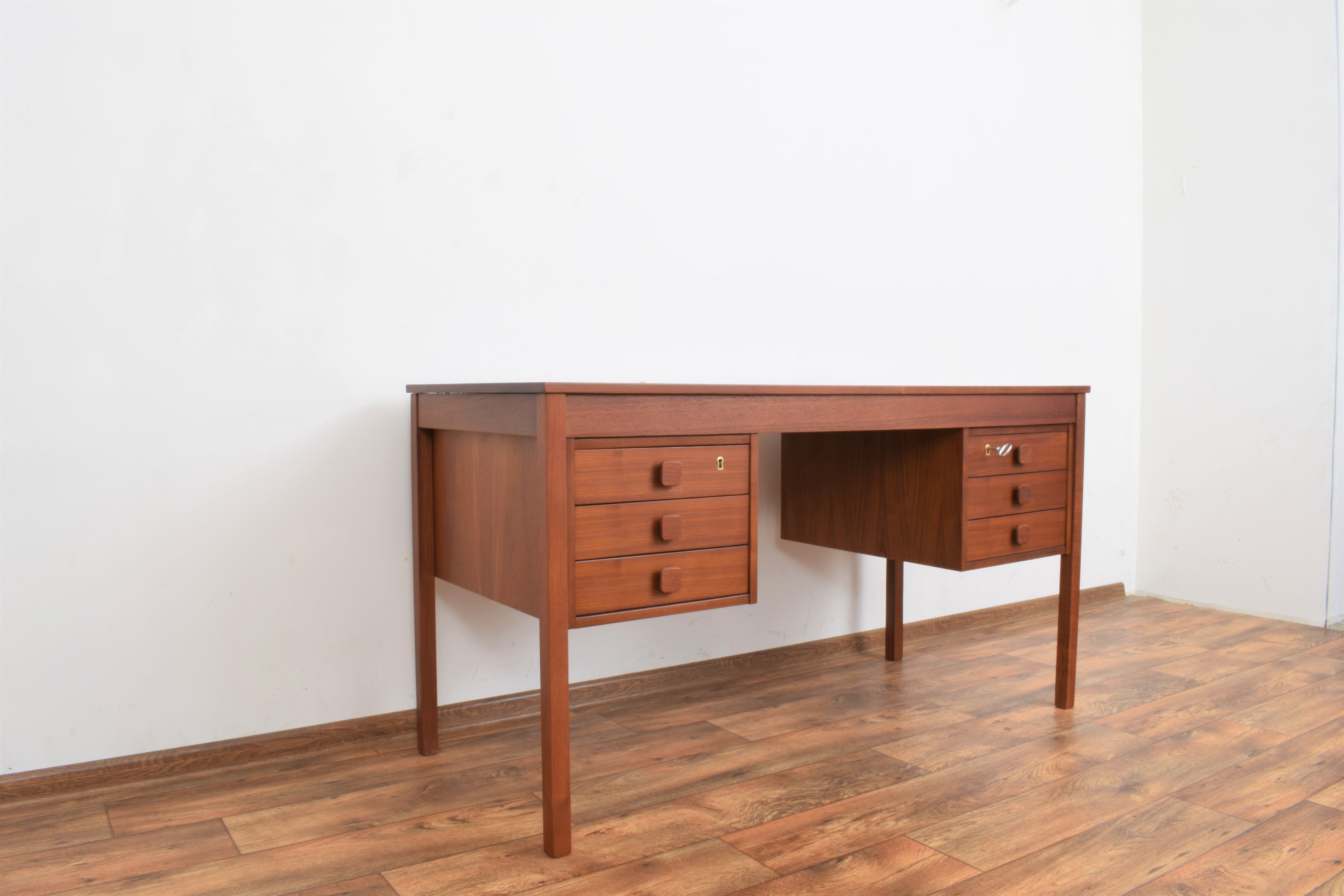 Bureau en teck danois du milieu du siècle de Domino Møbler, années 1960.
