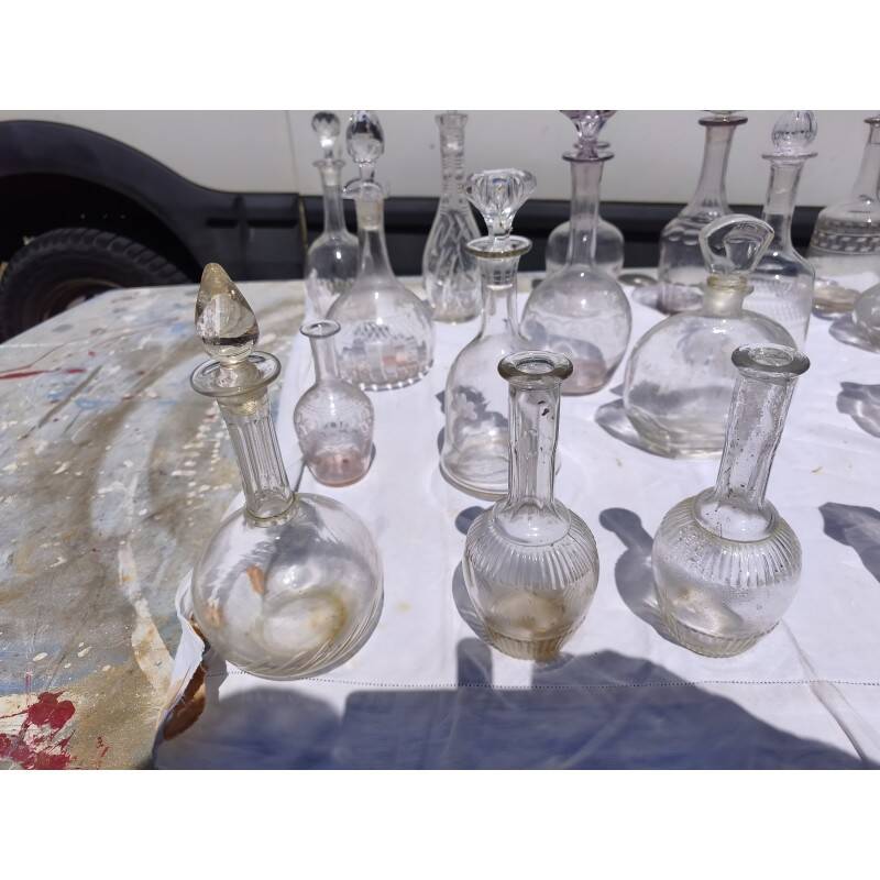Lot de 20 carafes en verre et cristal