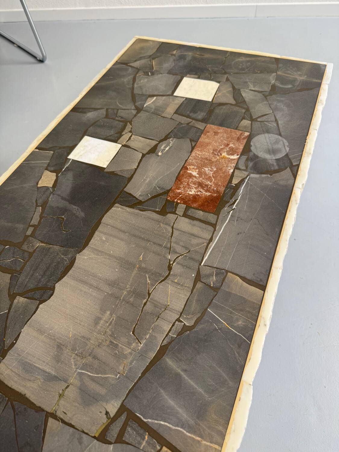 Ancienne table basse en pierre mosaïque design années 70 pied métal vintage