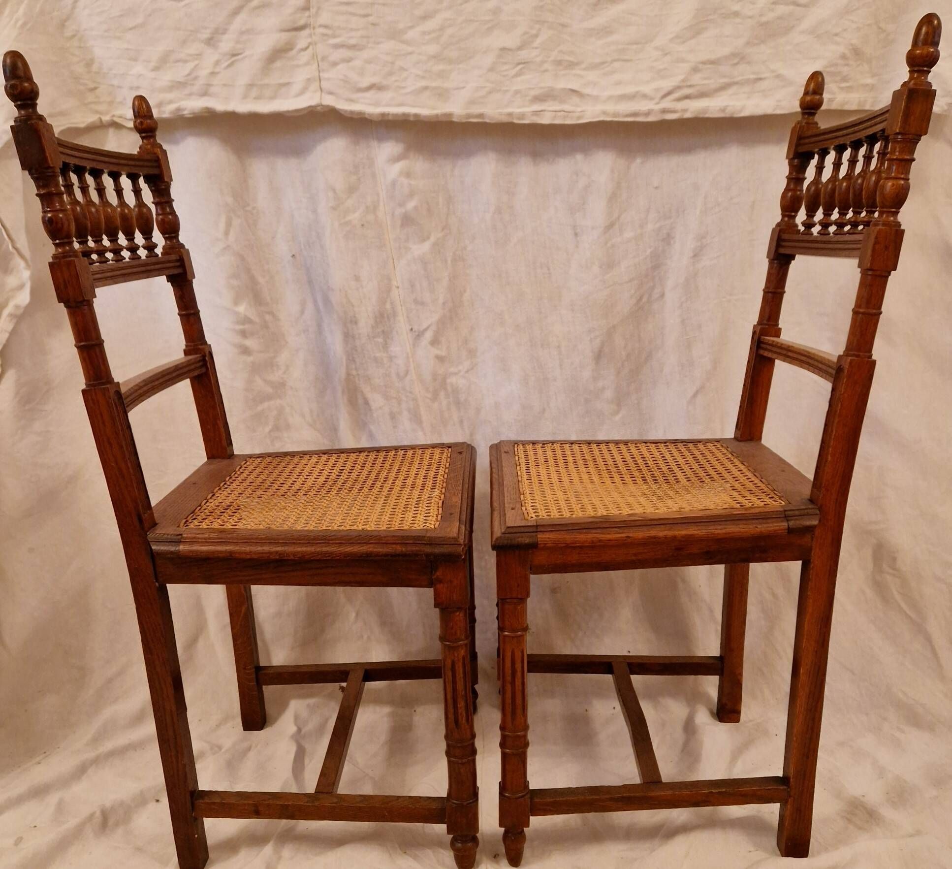 Extendable walnut table, 6 caned chairs in Henri II Neo-Renaissance style.