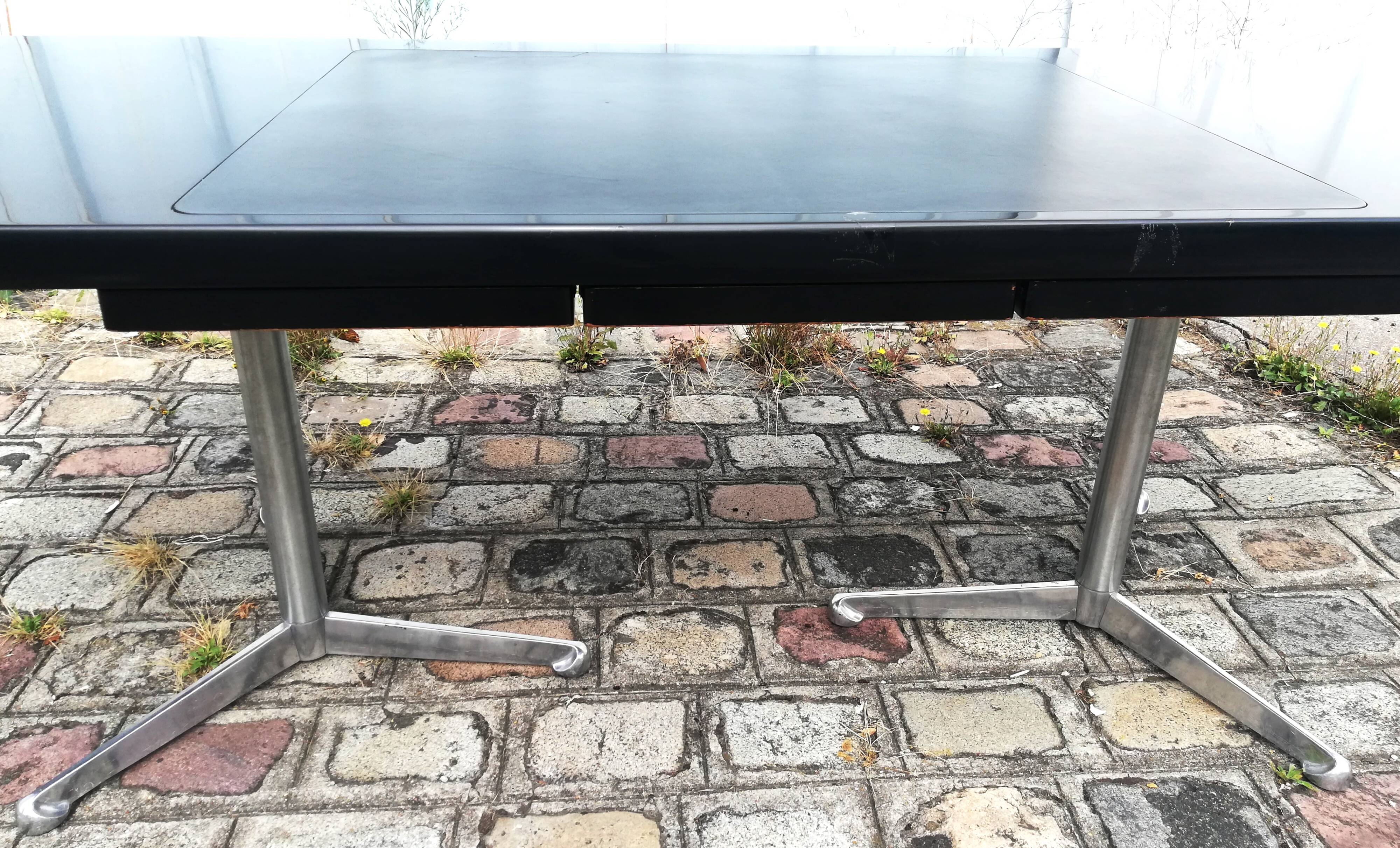 Boomerang T96 desk, Tecno