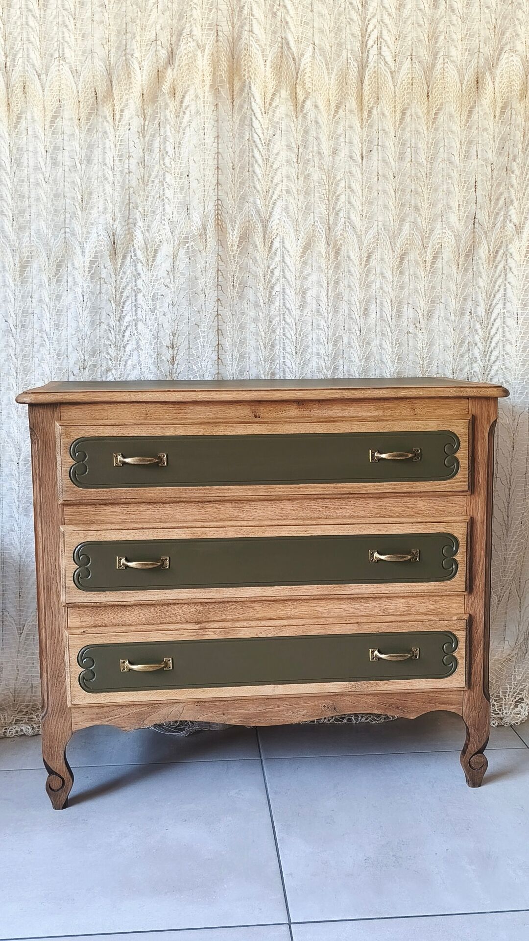 Oak chest of drawers