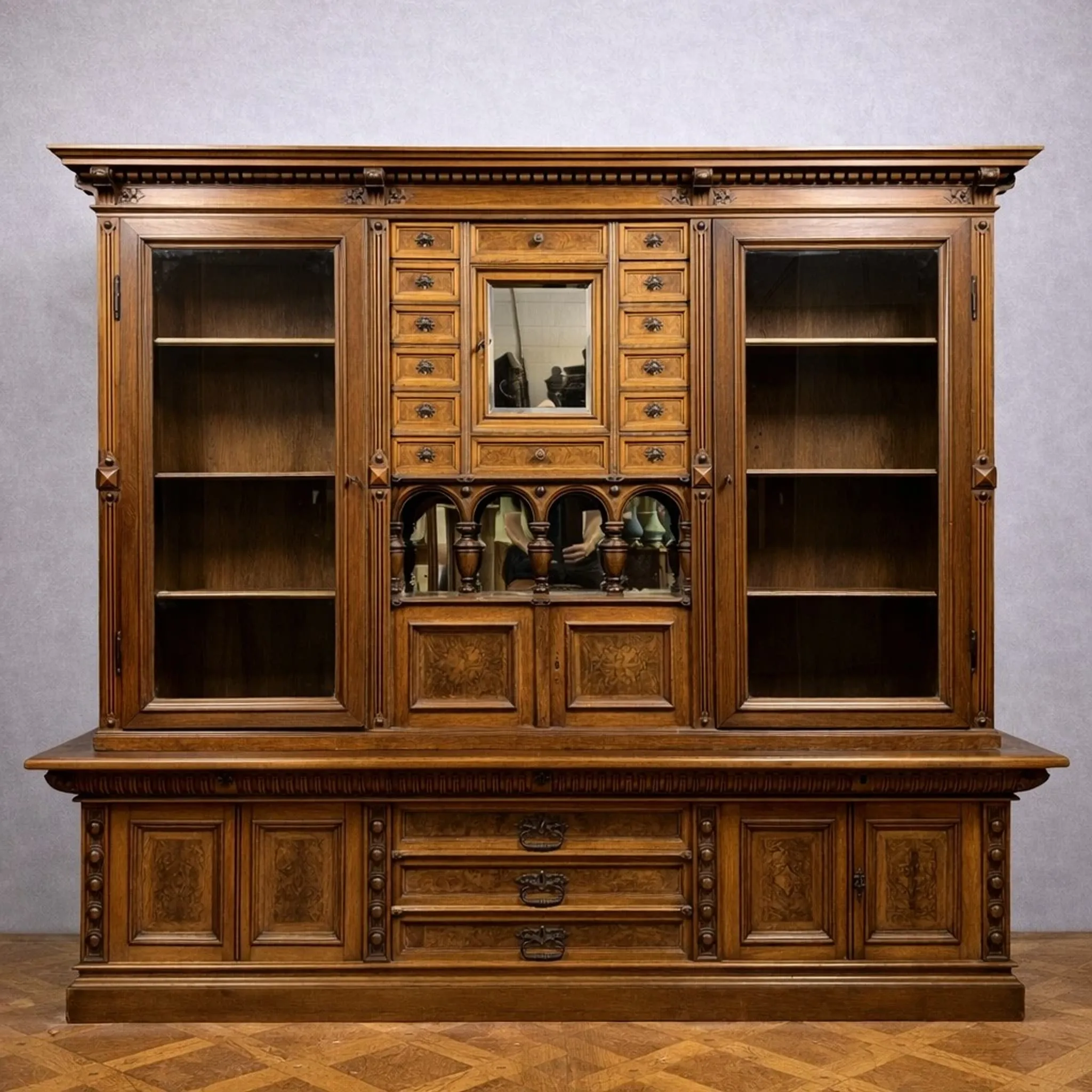 Important double-sided display case – Renaissance style – Walnut and burl